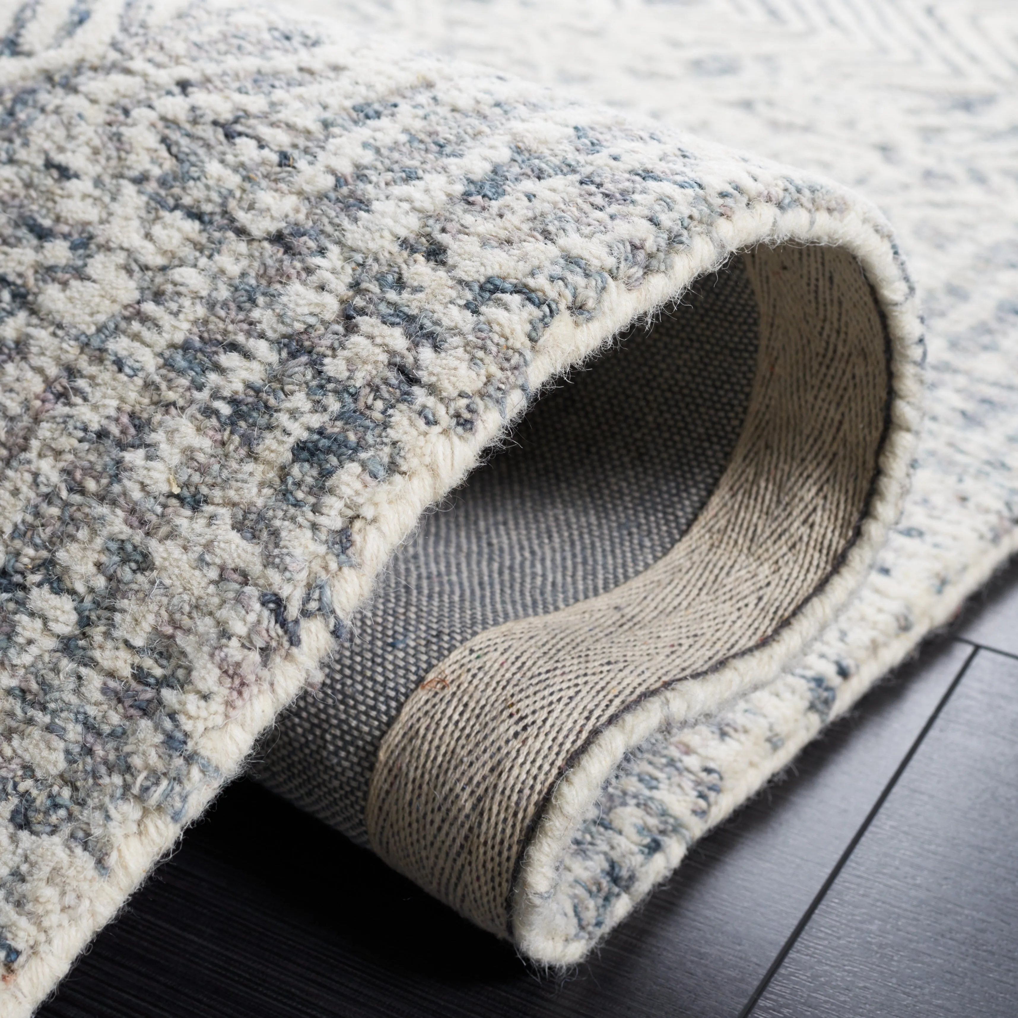 SAFAVIEH Handmade Abstract Edmonde Modern Tribal Wool Rug