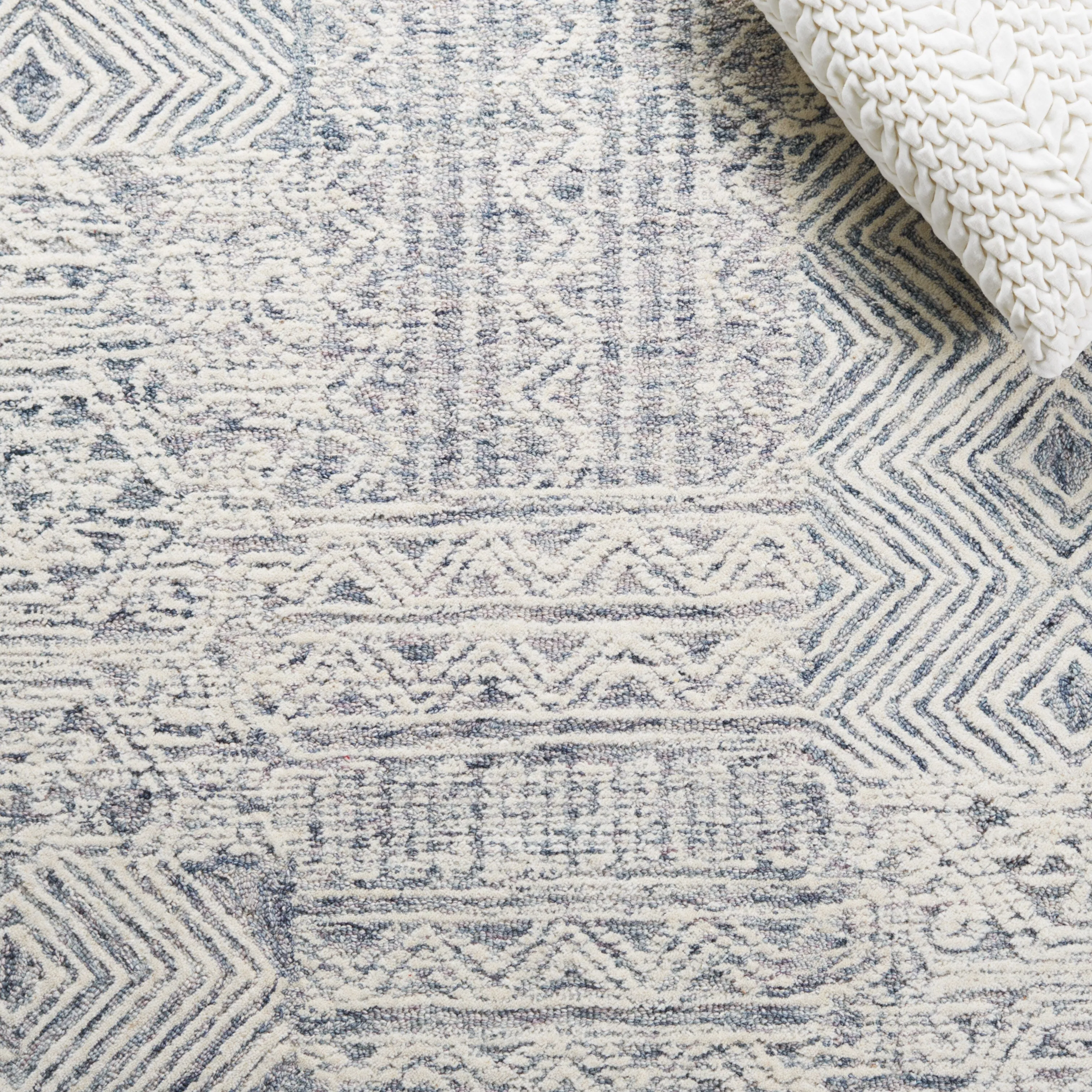 SAFAVIEH Handmade Abstract Edmonde Modern Tribal Wool Rug