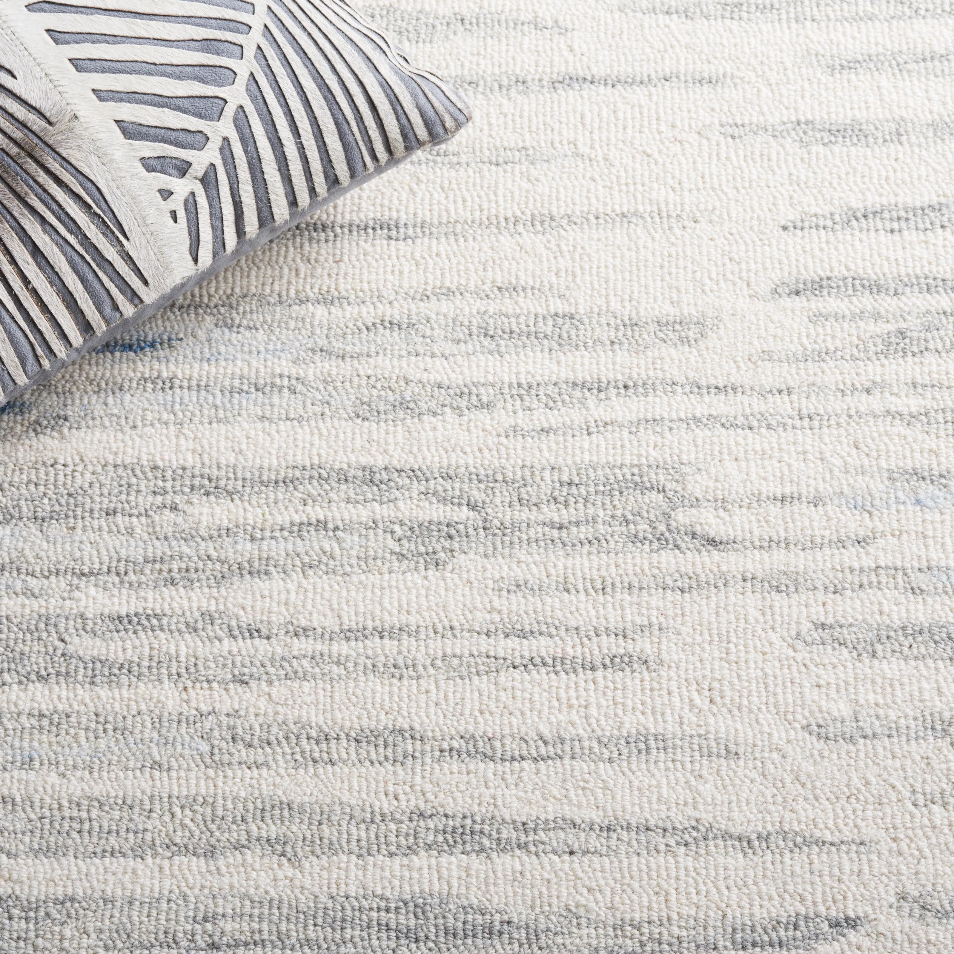 SAFAVIEH Handmade Abstract Gulin Modern Wool Rug
