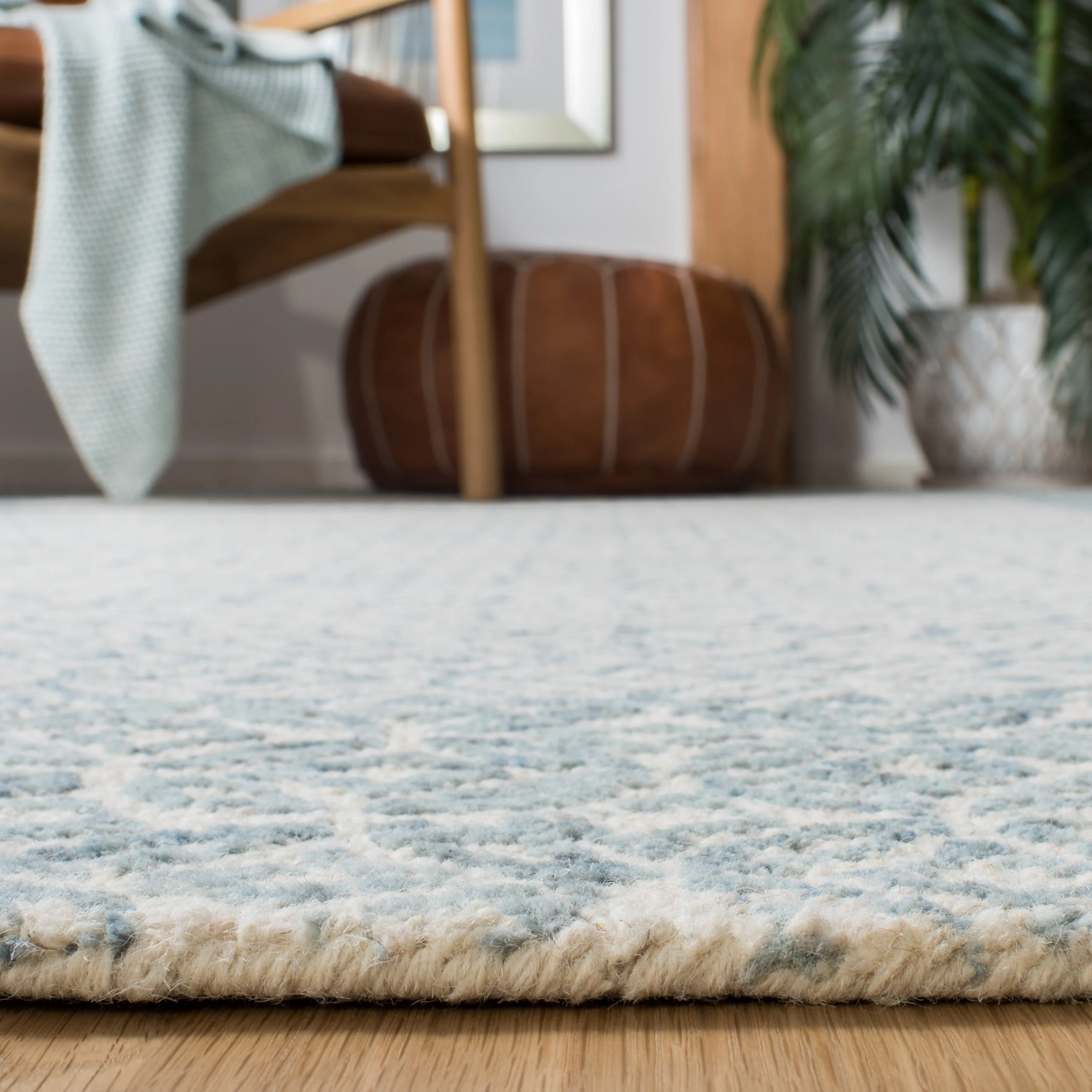 SAFAVIEH Handmade Abstract Lubomira Modern Wool Rug