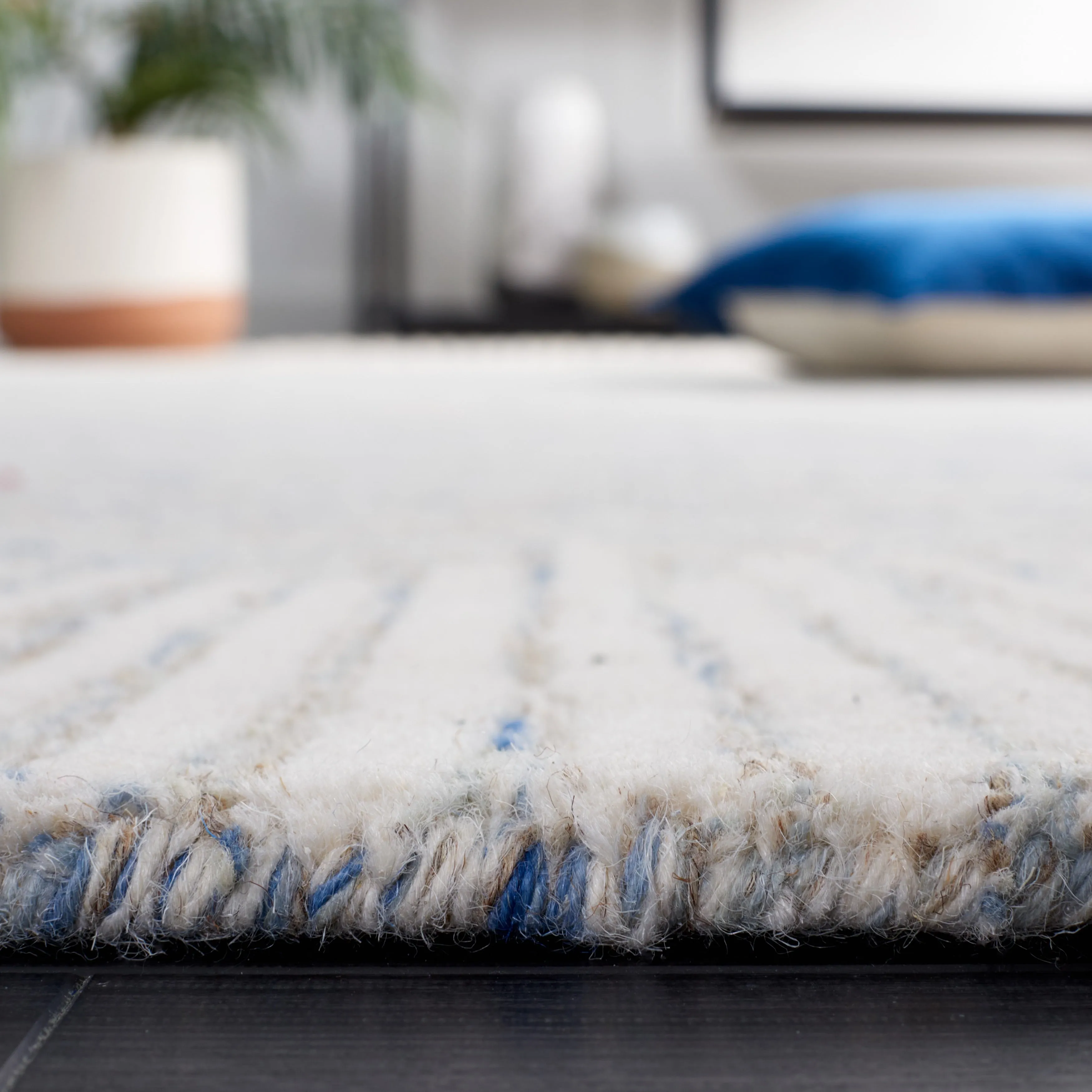SAFAVIEH Handmade Abstract Sofoula Modern Wool Rug