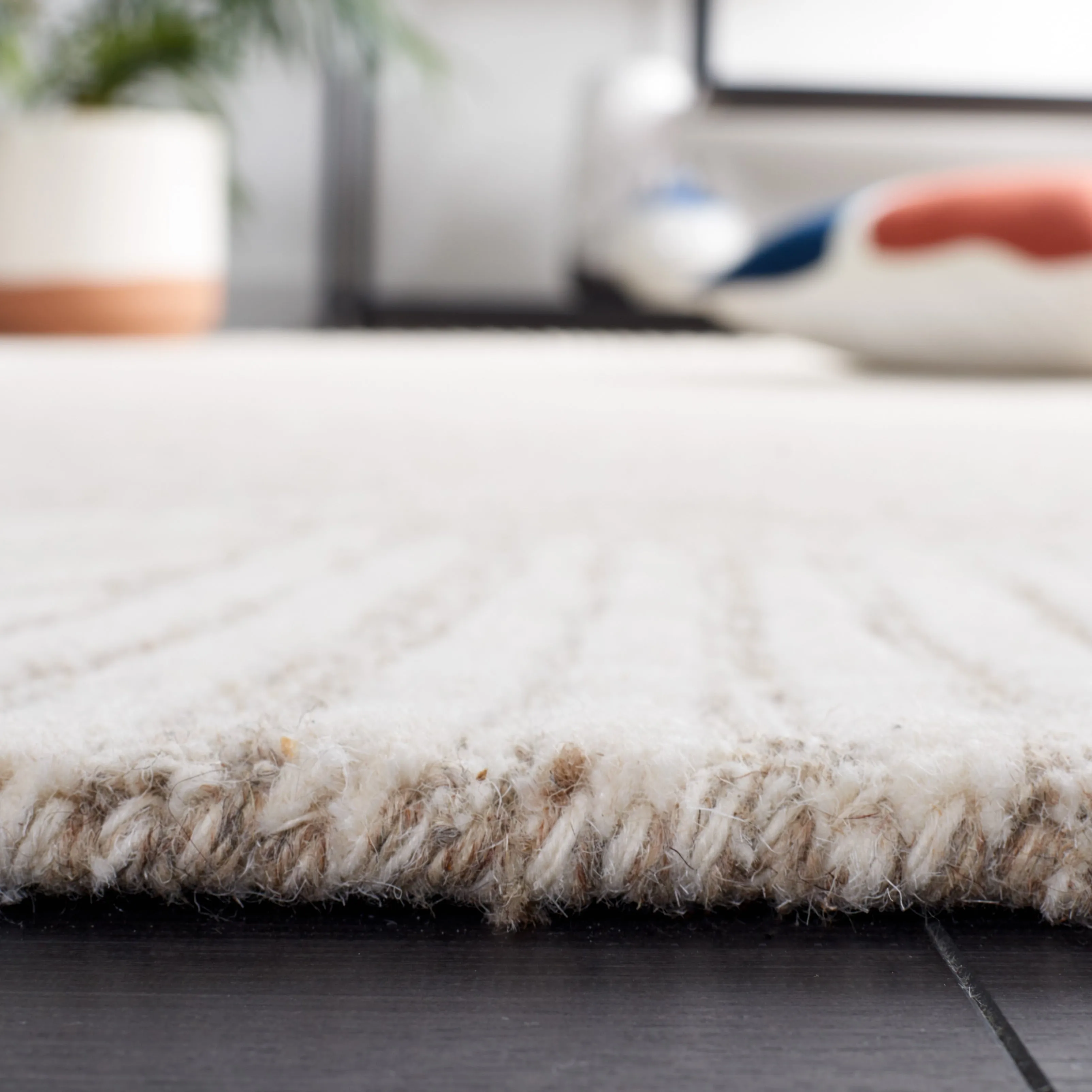 SAFAVIEH Handmade Abstract Sofoula Modern Wool Rug