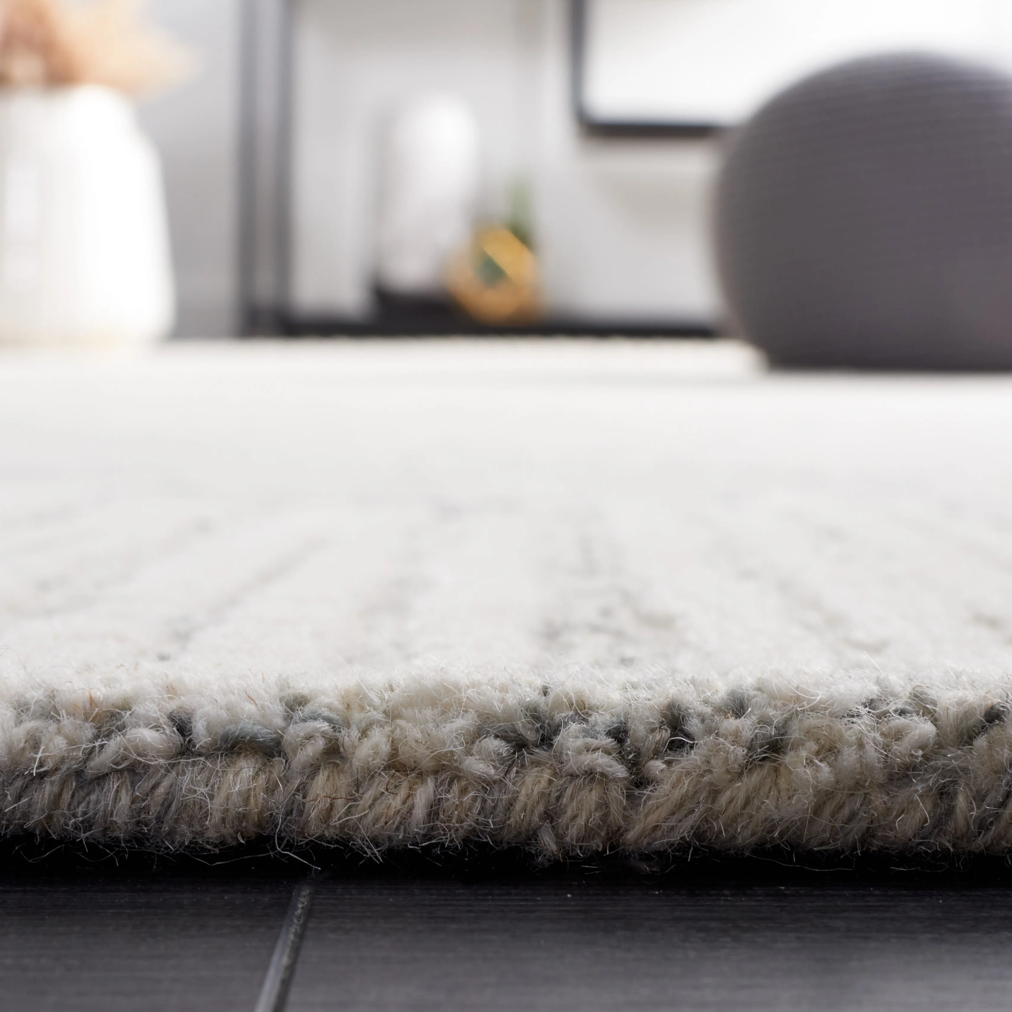 SAFAVIEH Handmade Abstract Sofoula Modern Wool Rug