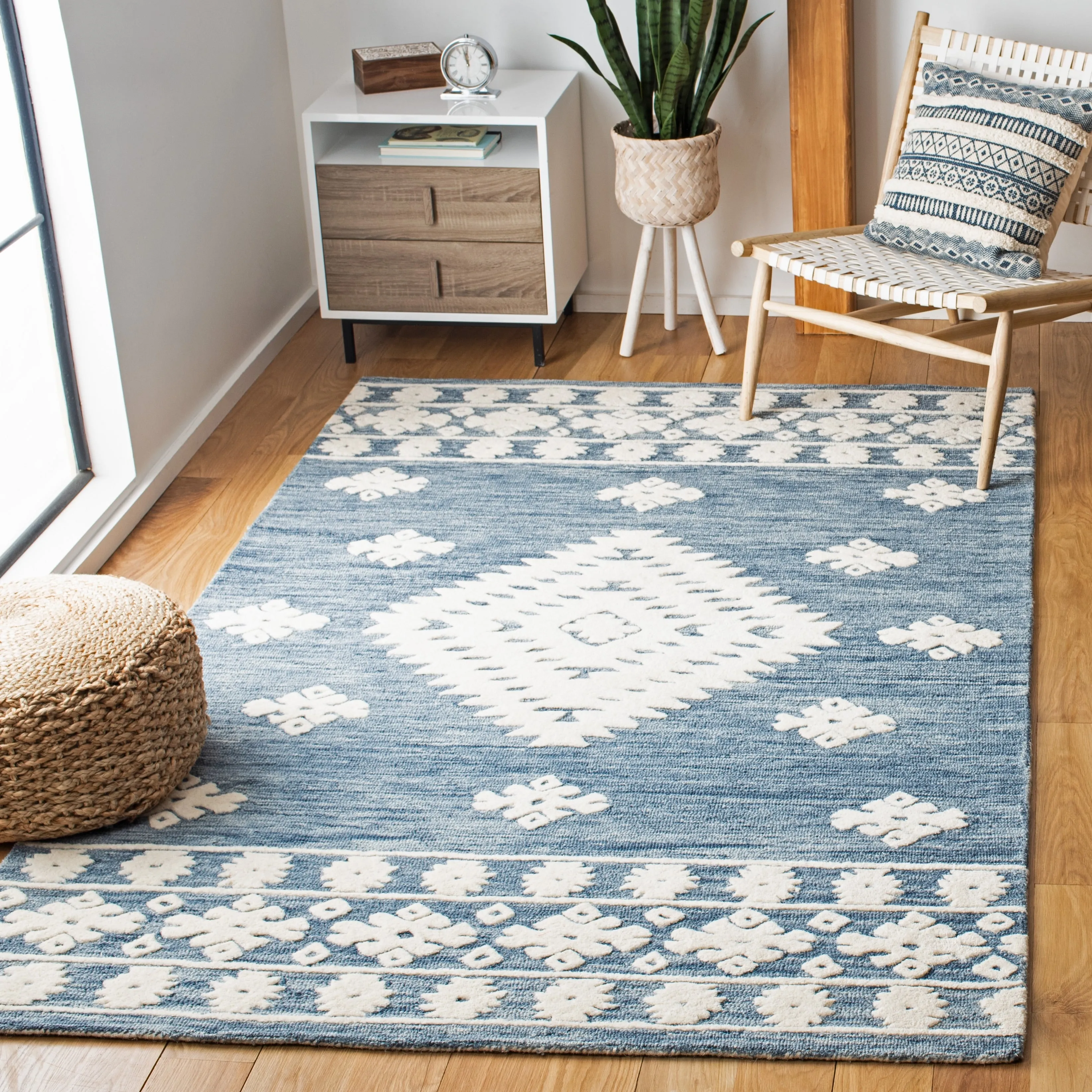 SAFAVIEH Handmade Aspen Nusreta Rustic Boho Wool Rug