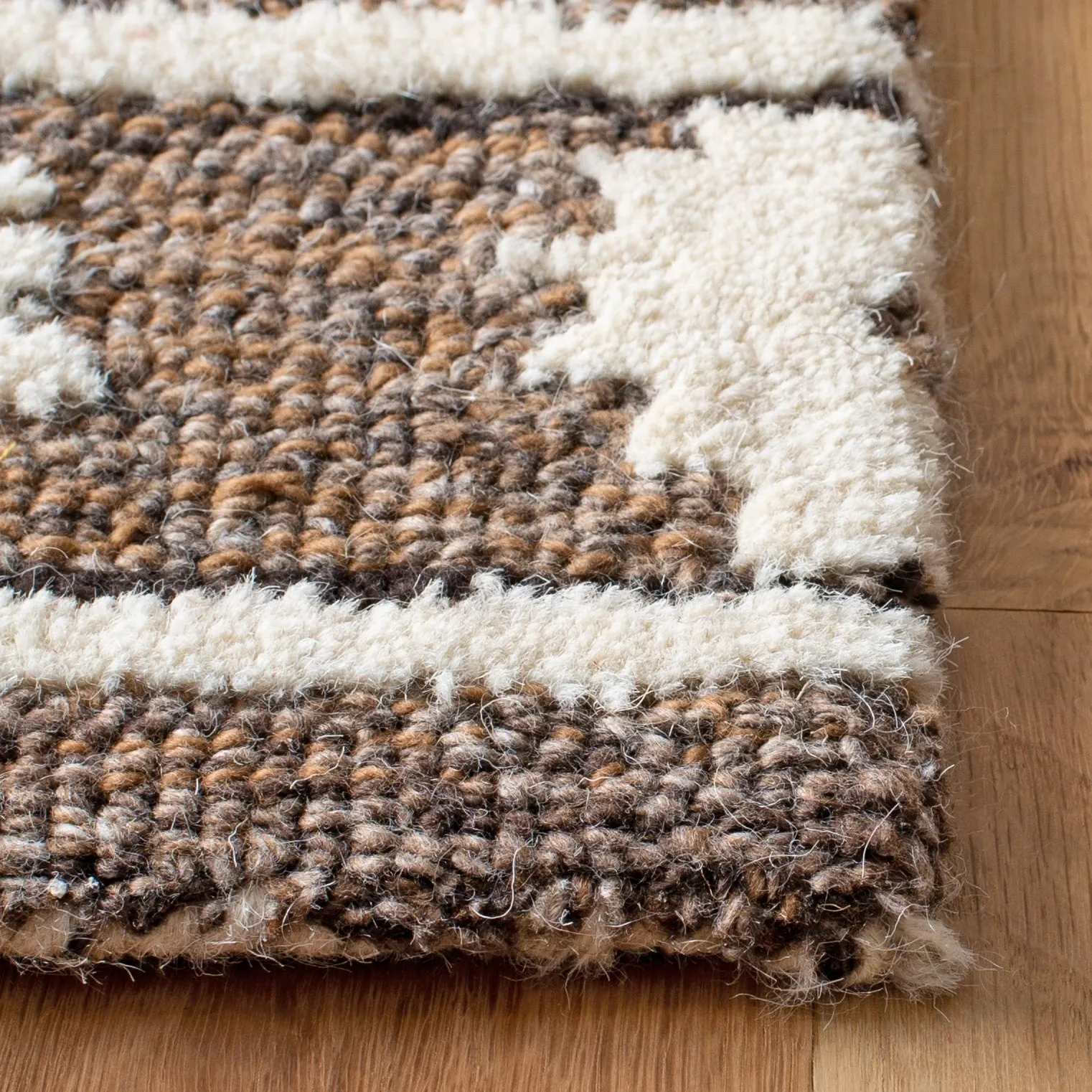 SAFAVIEH Handmade Aspen Nusreta Rustic Boho Wool Rug