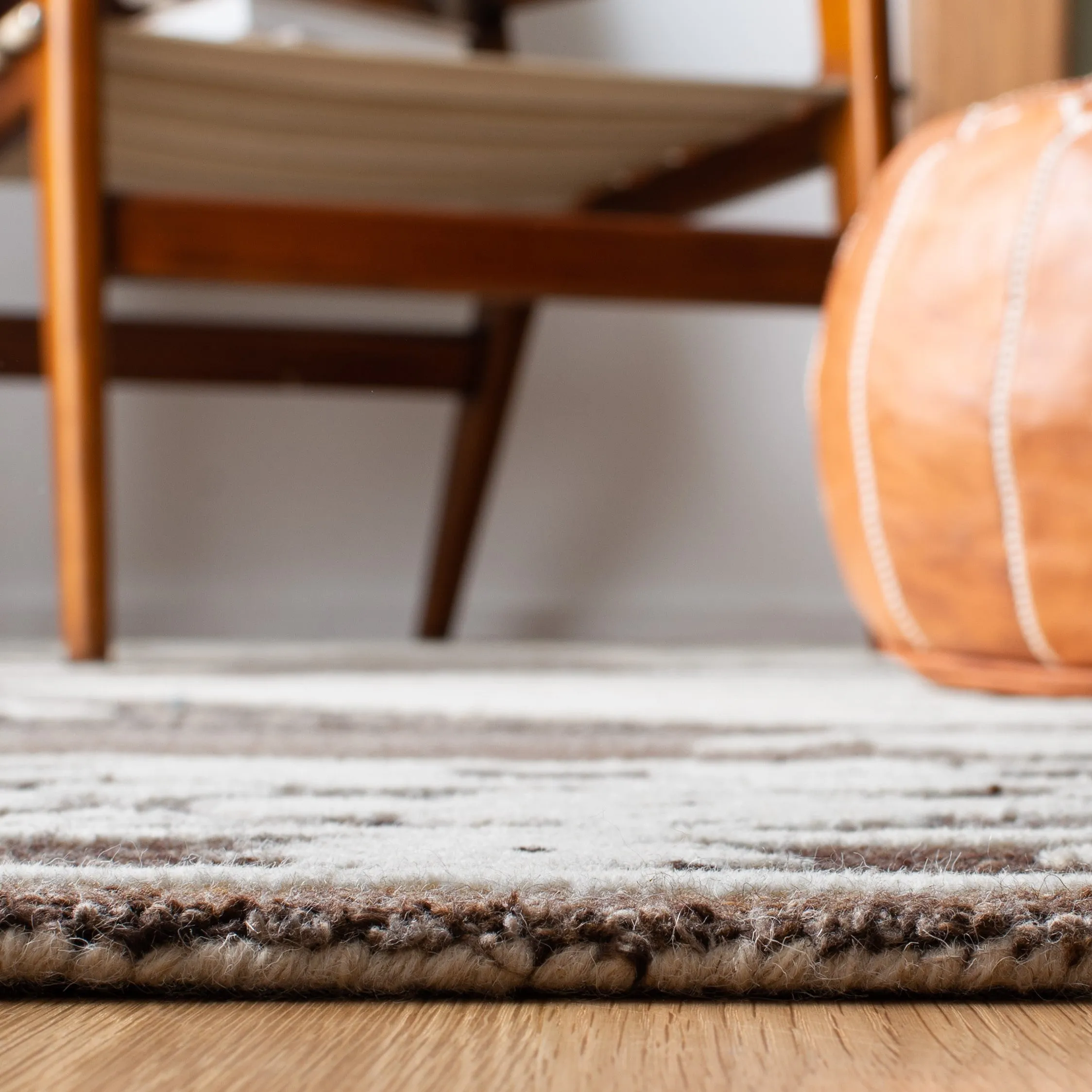 SAFAVIEH Handmade Aspen Nusreta Rustic Boho Wool Rug