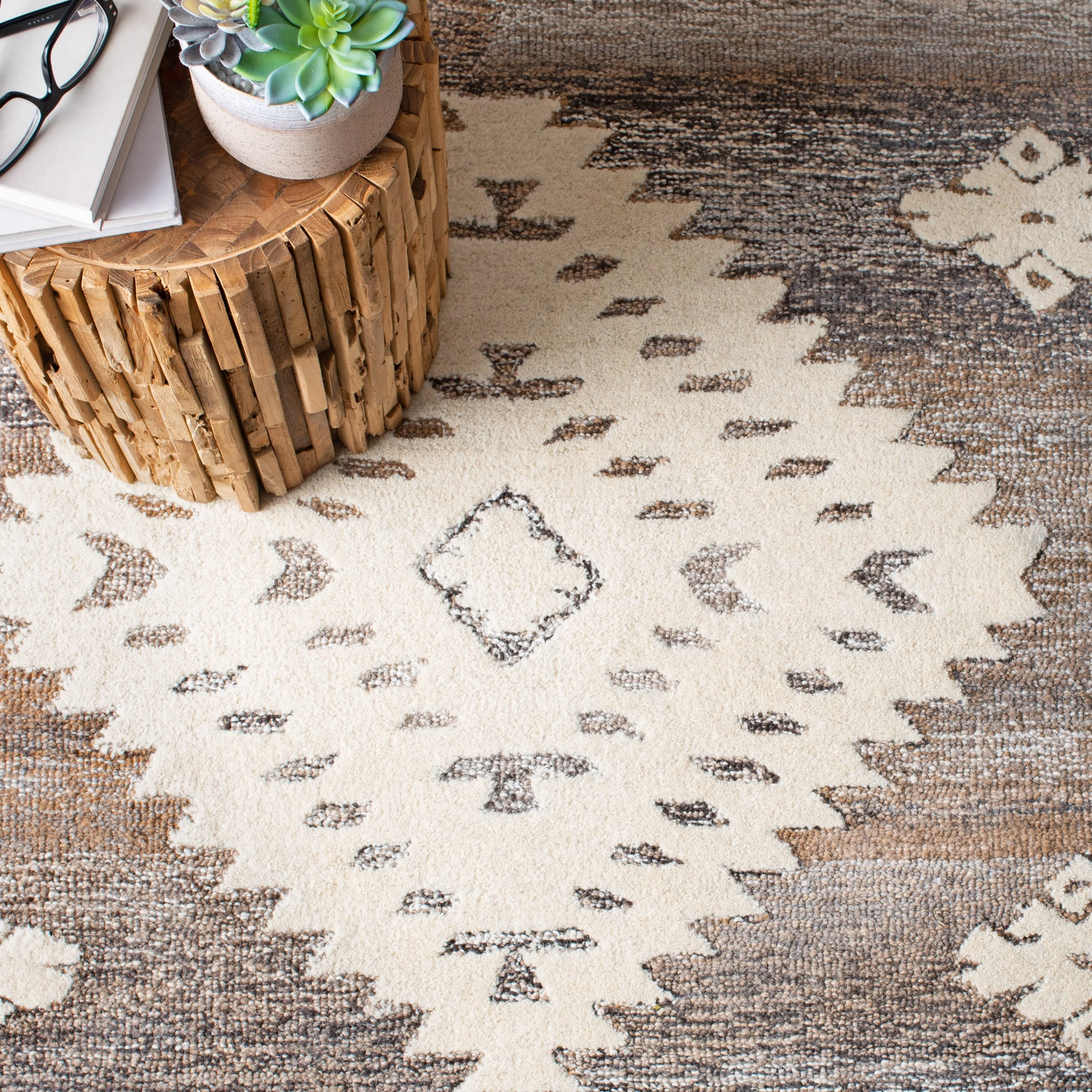 SAFAVIEH Handmade Aspen Nusreta Rustic Boho Wool Rug