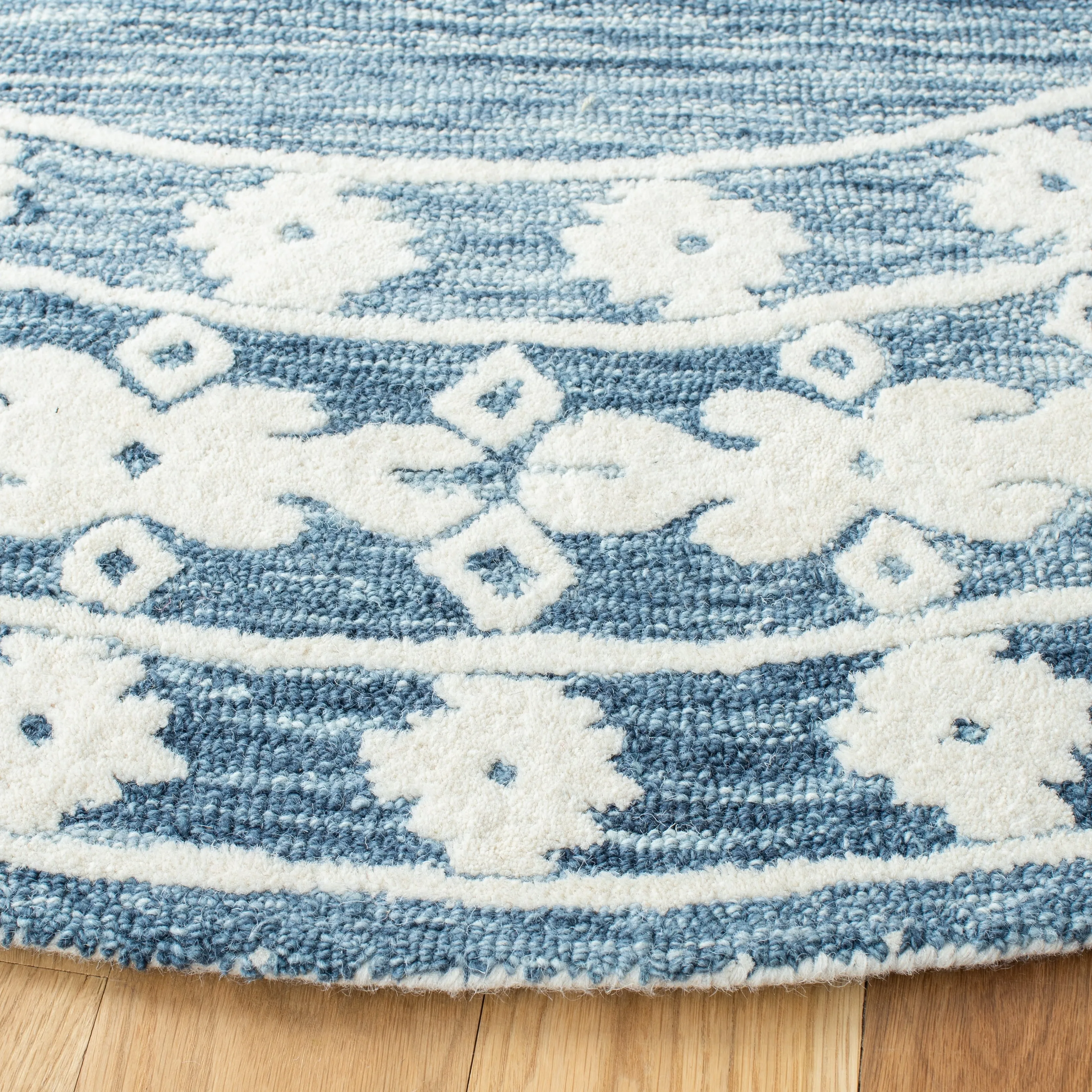 SAFAVIEH Handmade Aspen Nusreta Rustic Boho Wool Rug