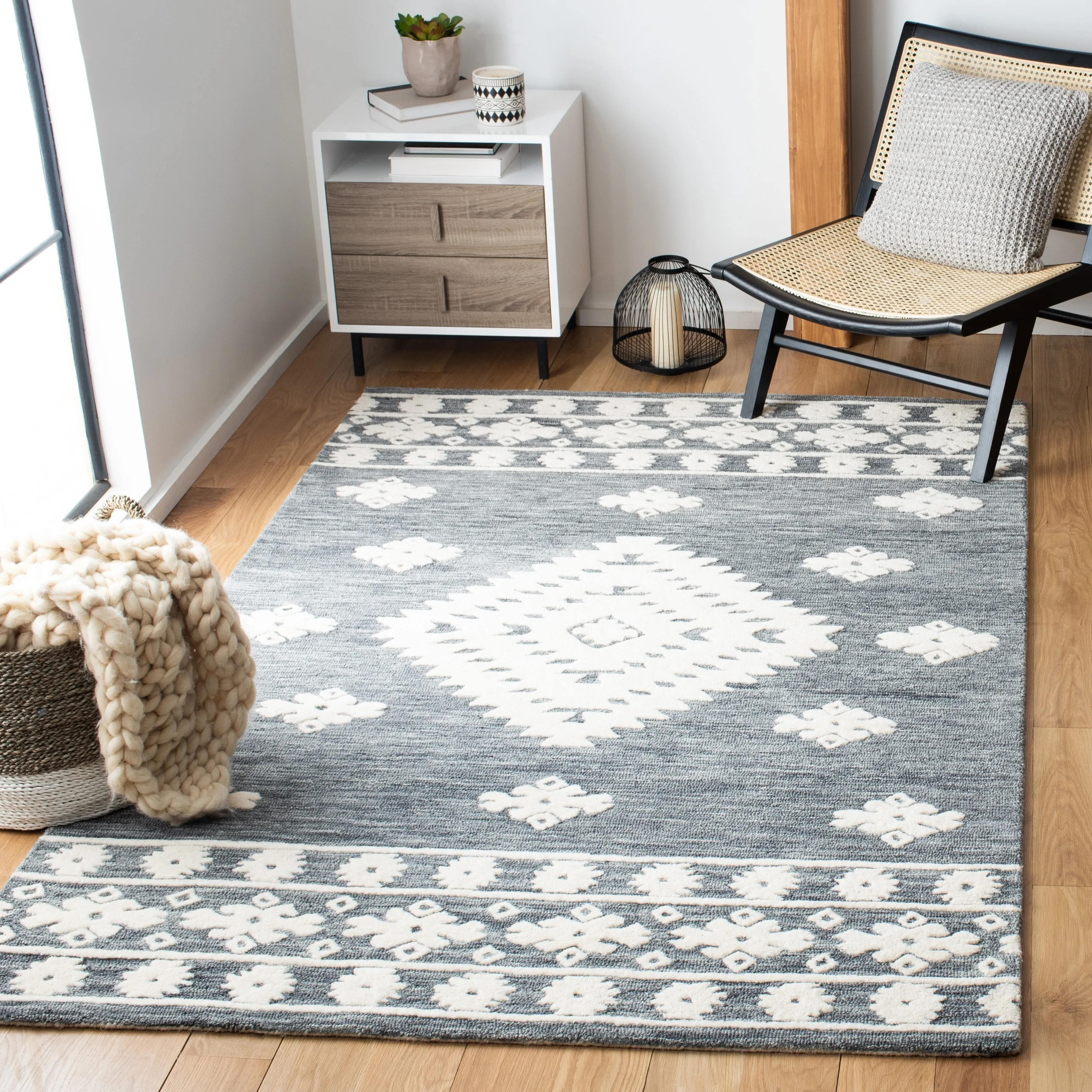 SAFAVIEH Handmade Aspen Nusreta Rustic Boho Wool Rug