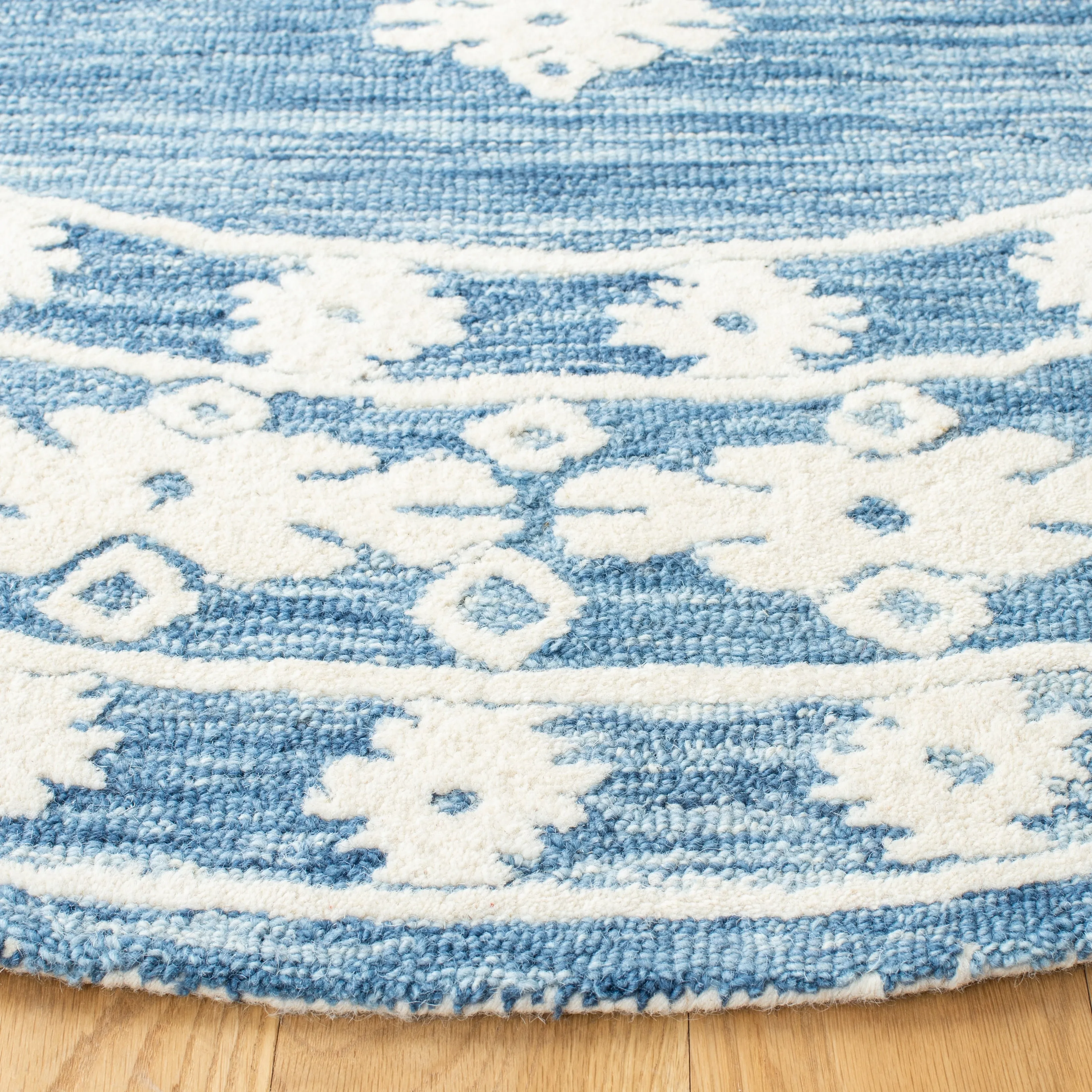 SAFAVIEH Handmade Aspen Nusreta Rustic Boho Wool Rug