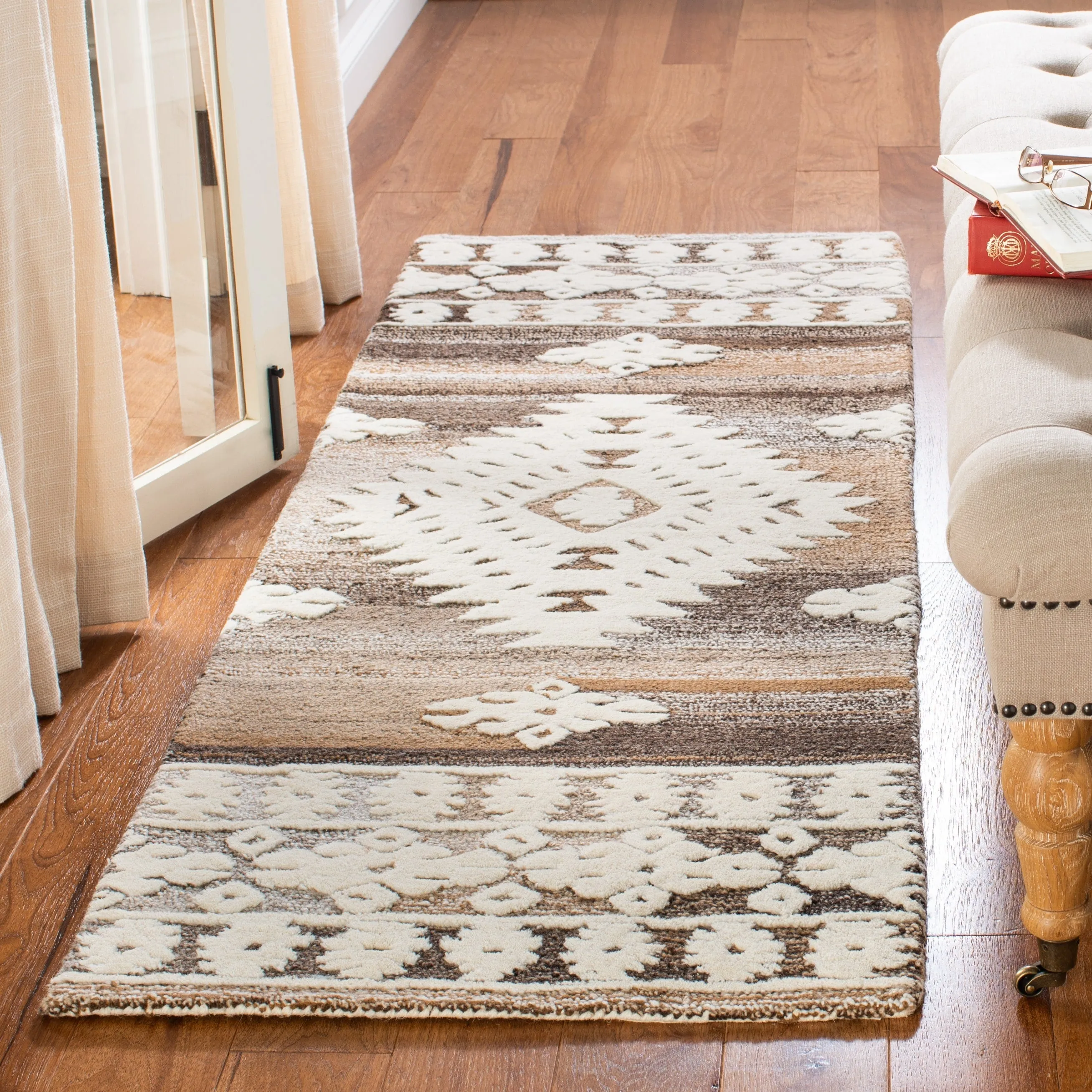 SAFAVIEH Handmade Aspen Nusreta Rustic Boho Wool Rug