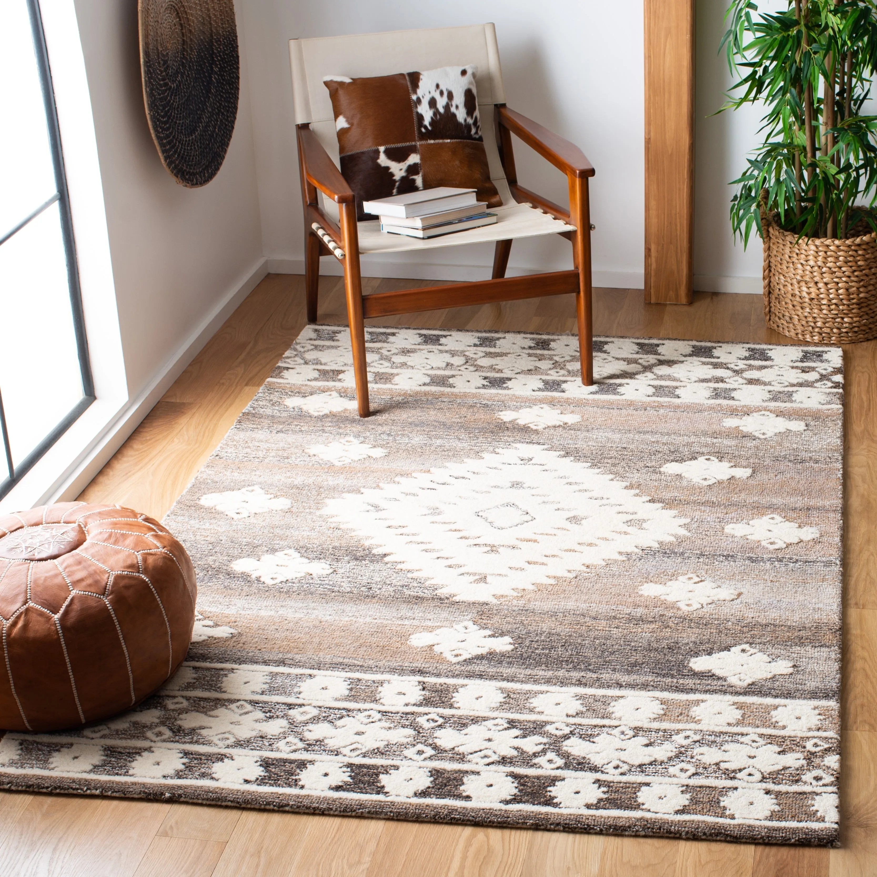 SAFAVIEH Handmade Aspen Nusreta Rustic Boho Wool Rug