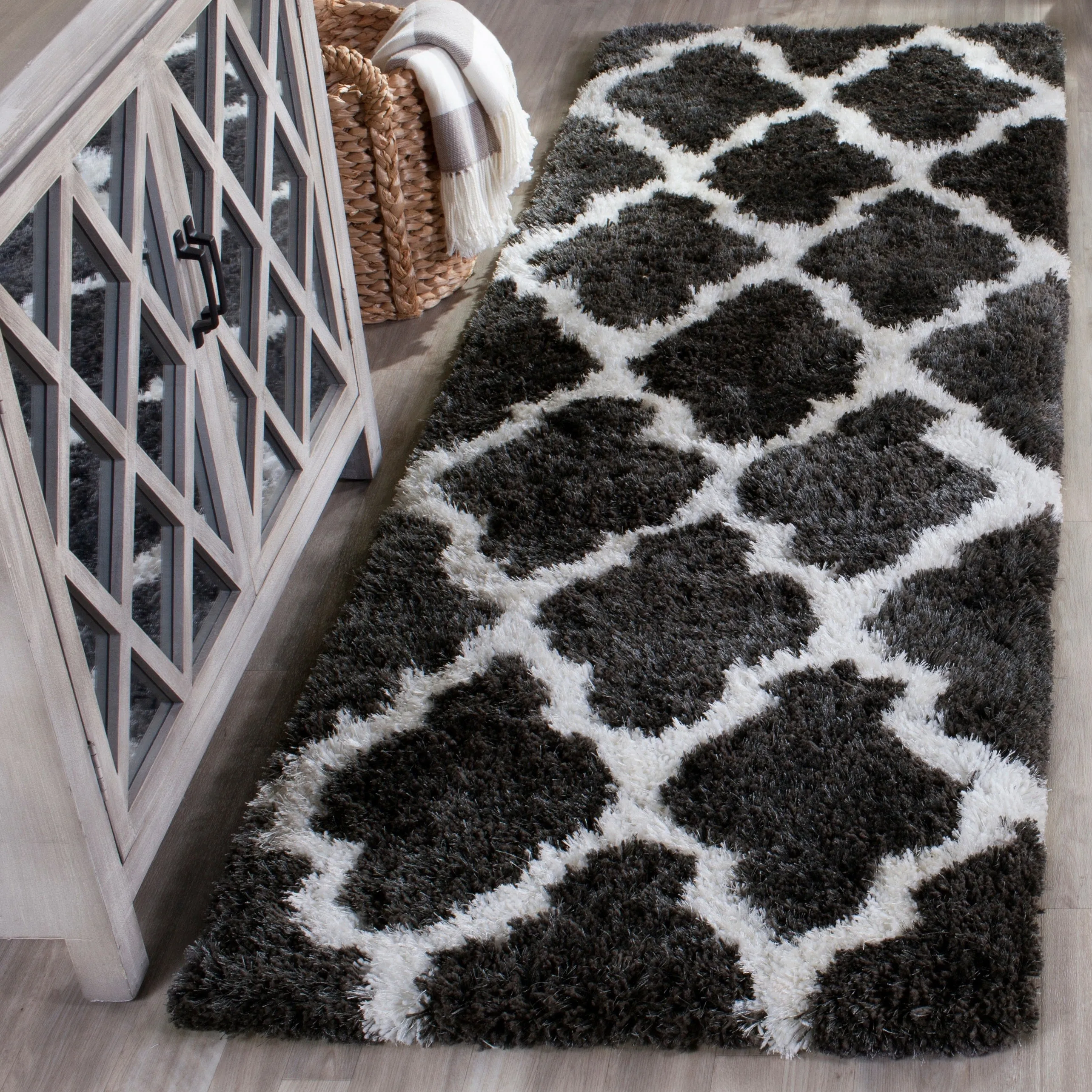 SAFAVIEH Handmade Barcelona Shag Kiyo Polyester Rug