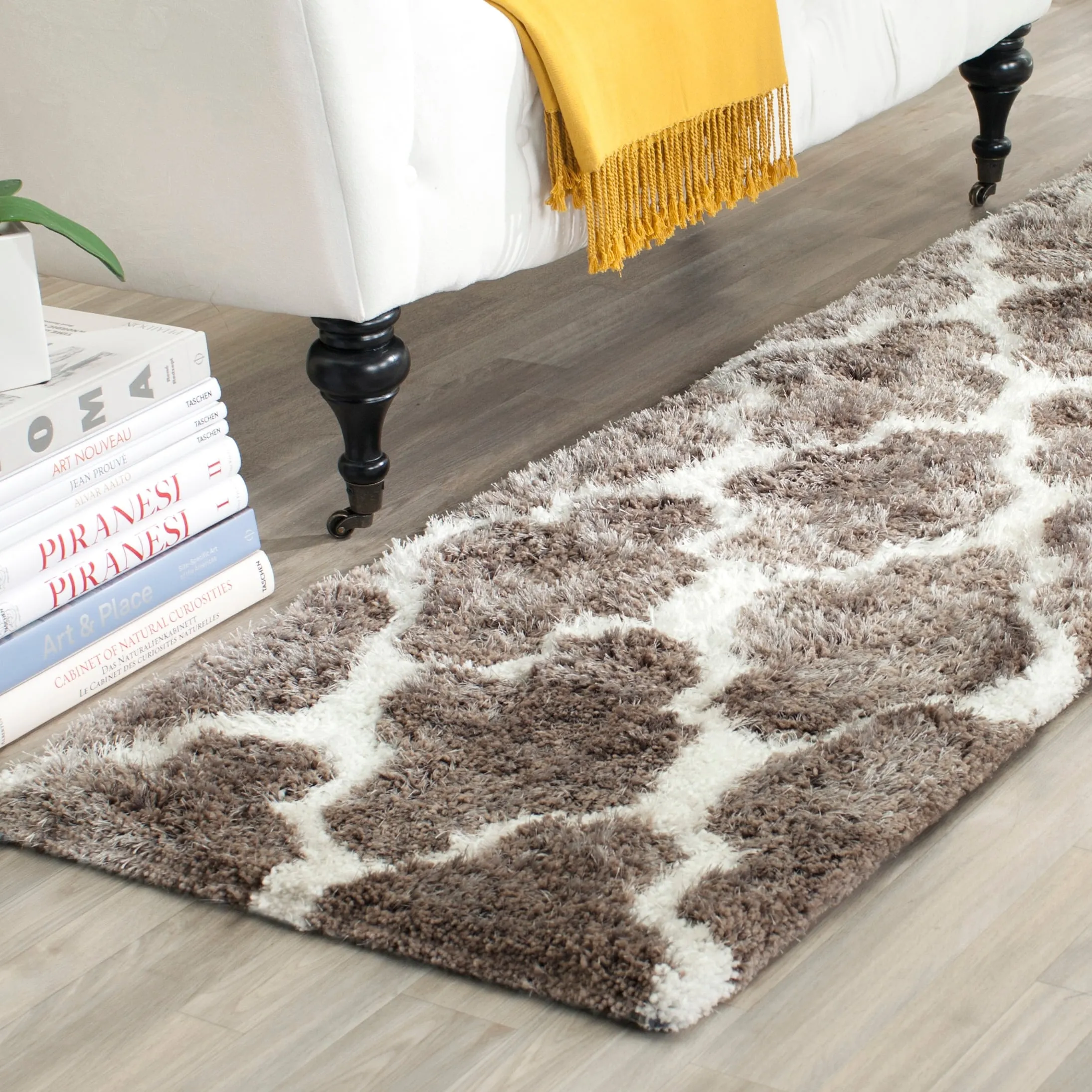 SAFAVIEH Handmade Barcelona Shag Kiyo Polyester Rug