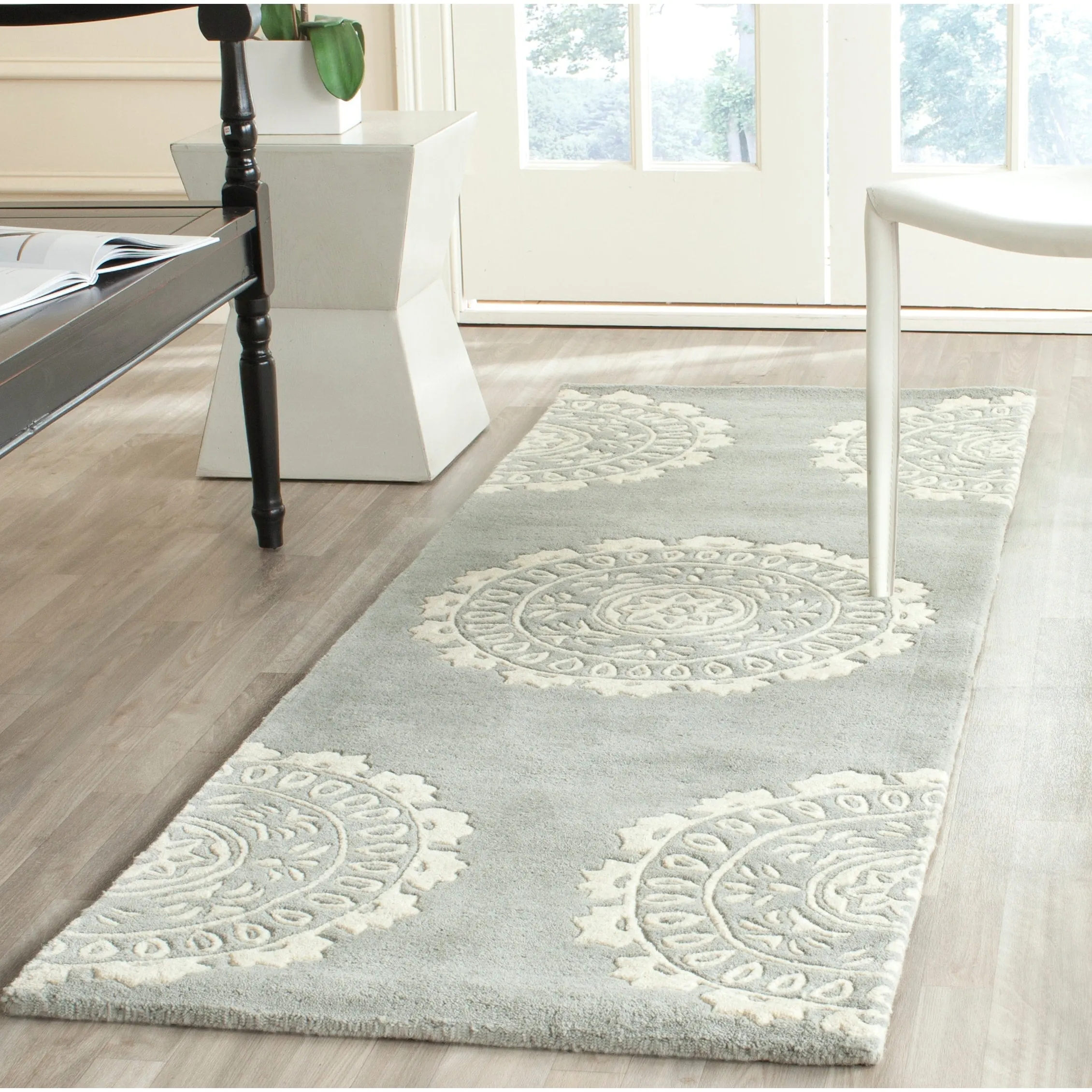 SAFAVIEH Handmade Bella Heerine Modern Floral Wool Rug