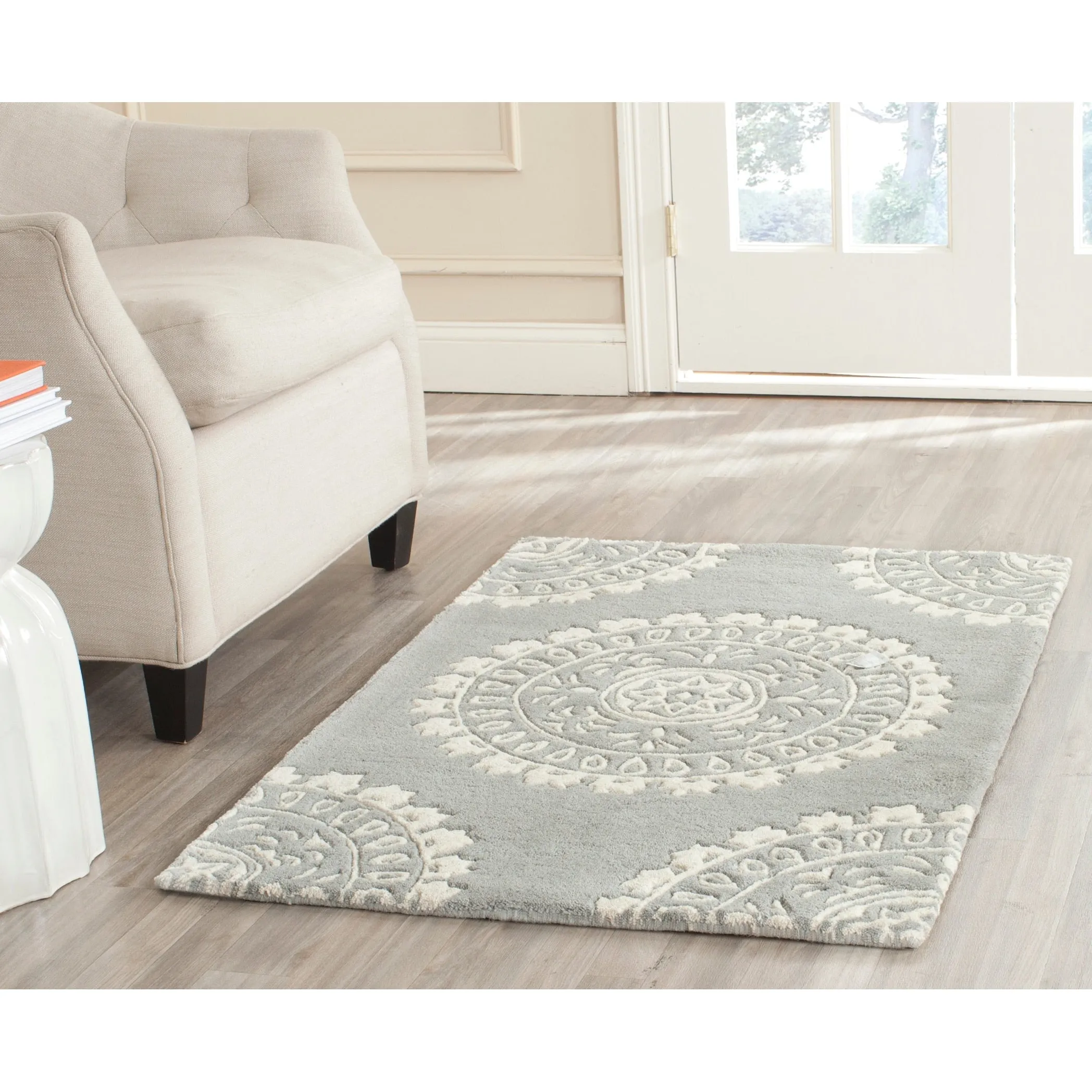 SAFAVIEH Handmade Bella Heerine Modern Floral Wool Rug