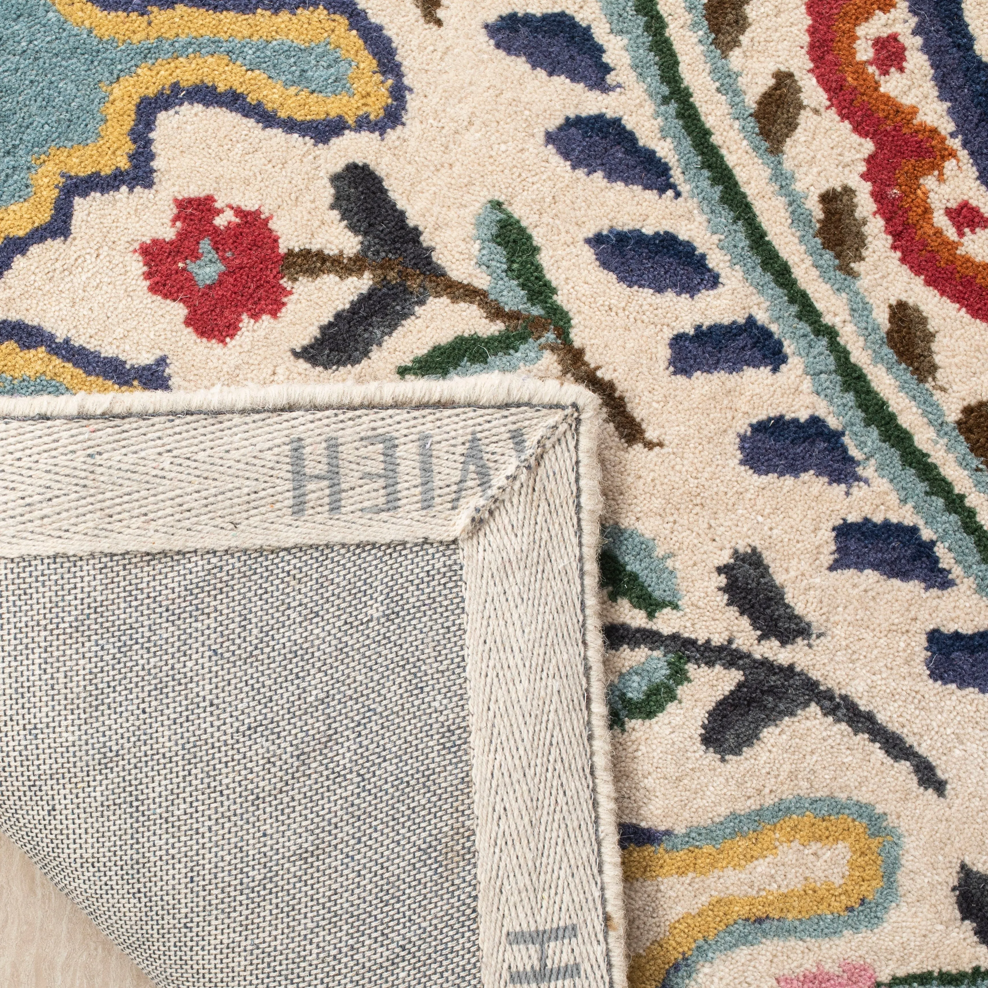 SAFAVIEH Handmade Bella Manjulata Floral Wool Rug