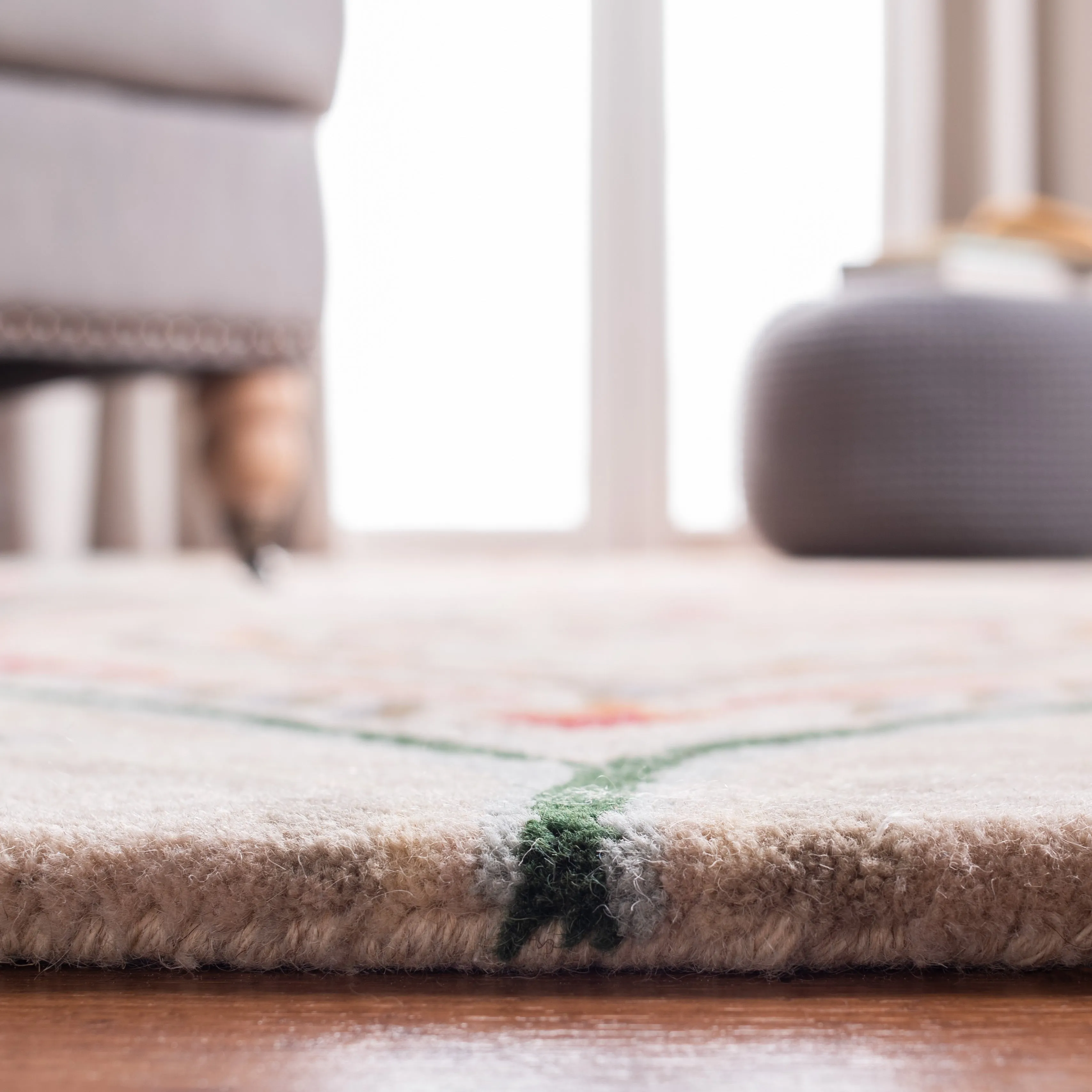 SAFAVIEH Handmade Bella Manjulata Floral Wool Rug