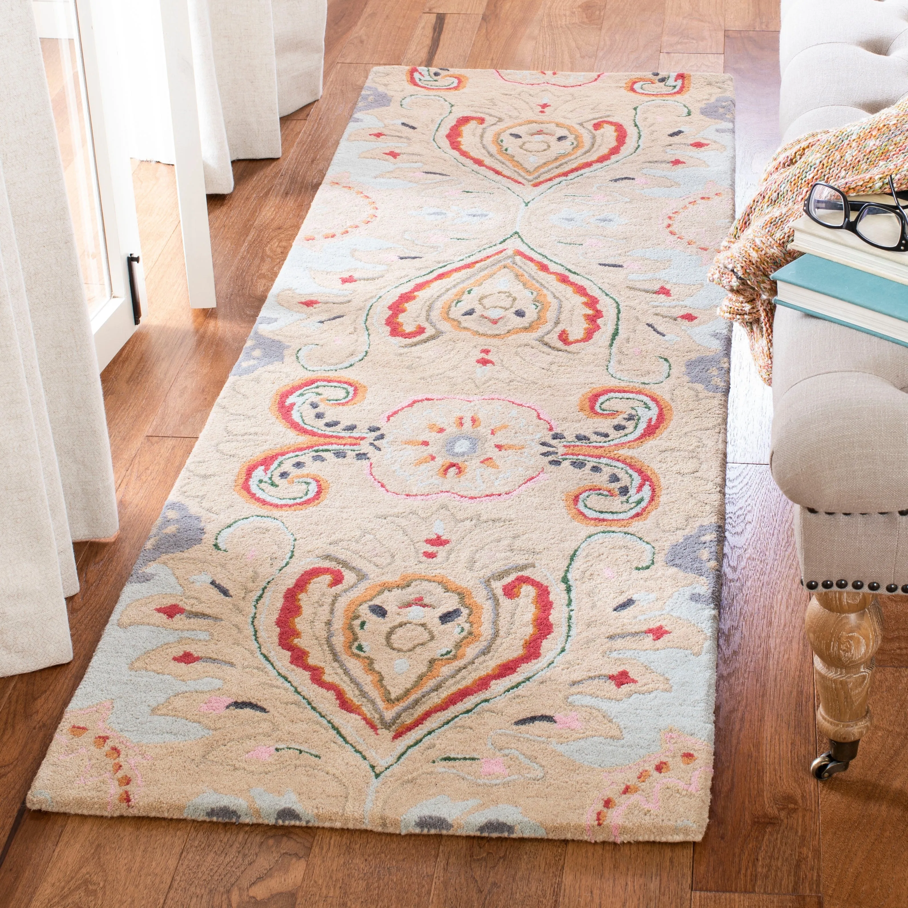 SAFAVIEH Handmade Bella Manjulata Floral Wool Rug