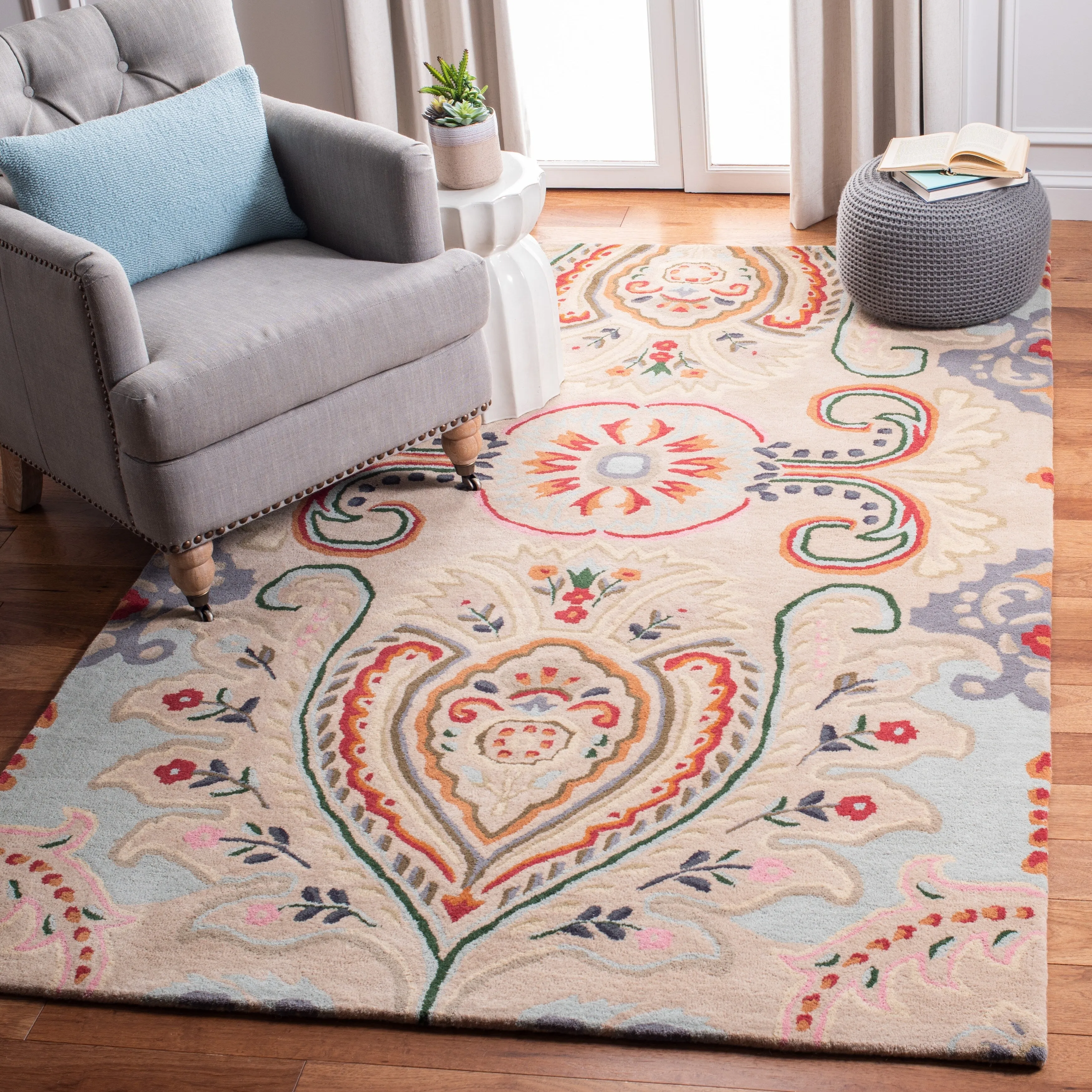 SAFAVIEH Handmade Bella Manjulata Floral Wool Rug
