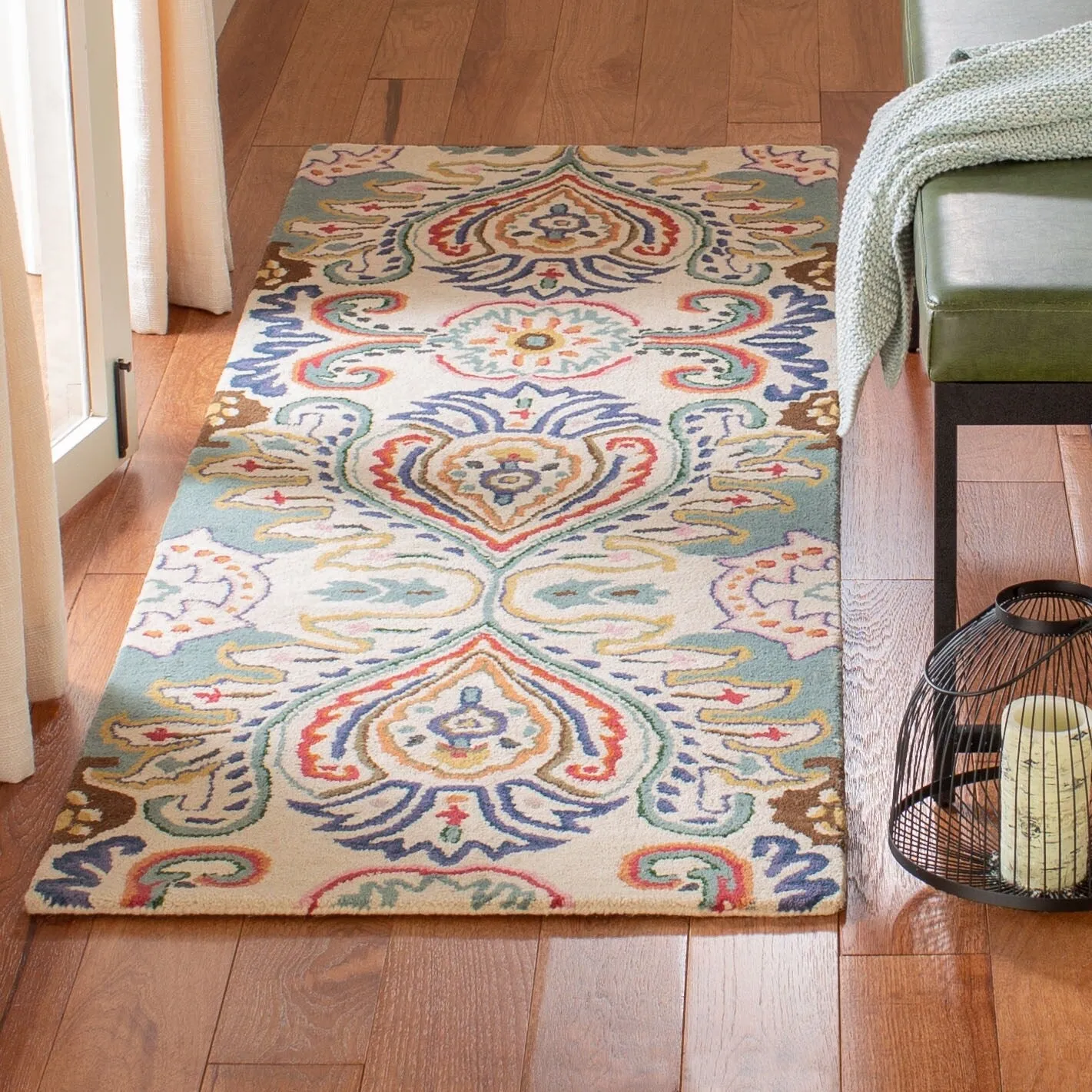 SAFAVIEH Handmade Bella Manjulata Floral Wool Rug
