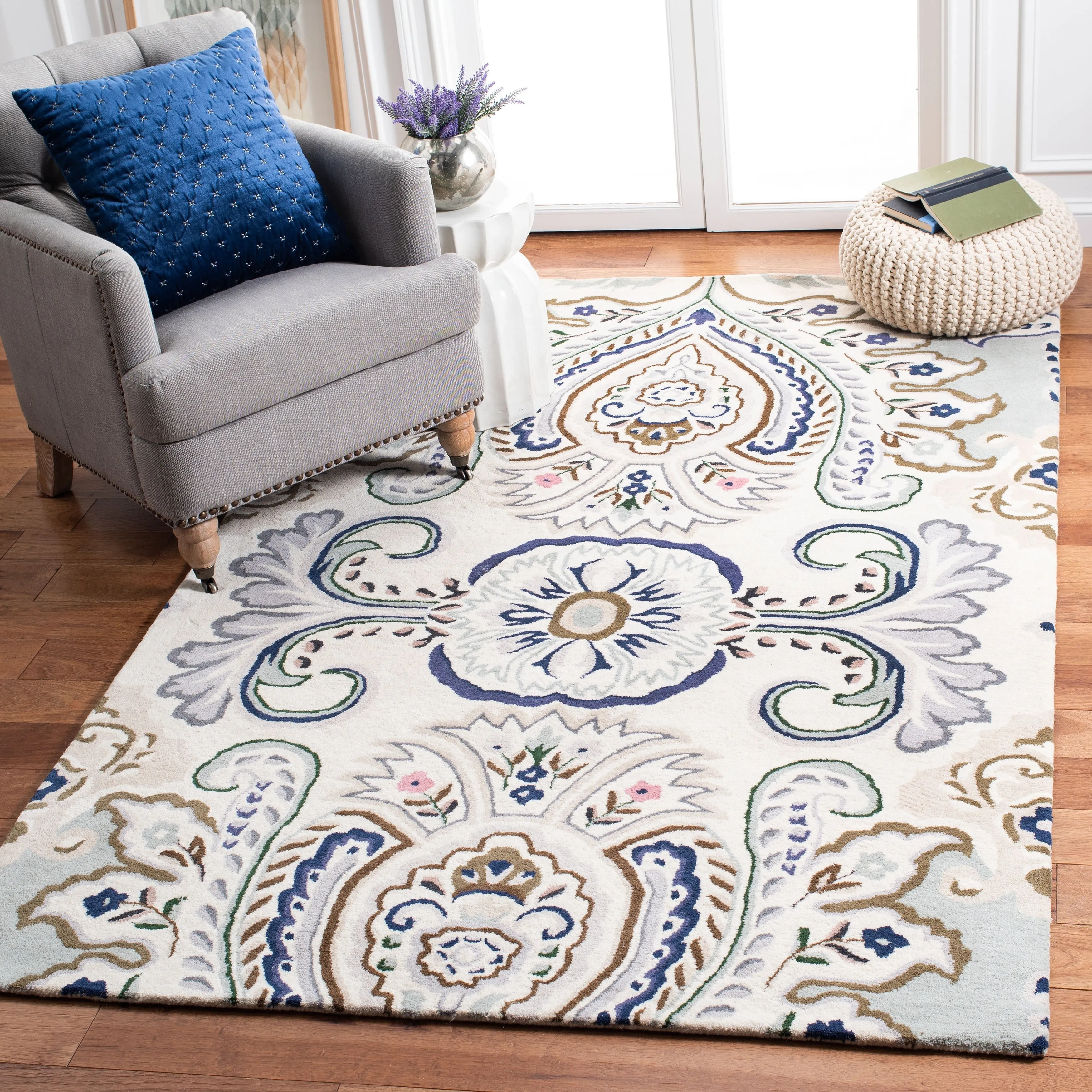 SAFAVIEH Handmade Bella Manjulata Floral Wool Rug
