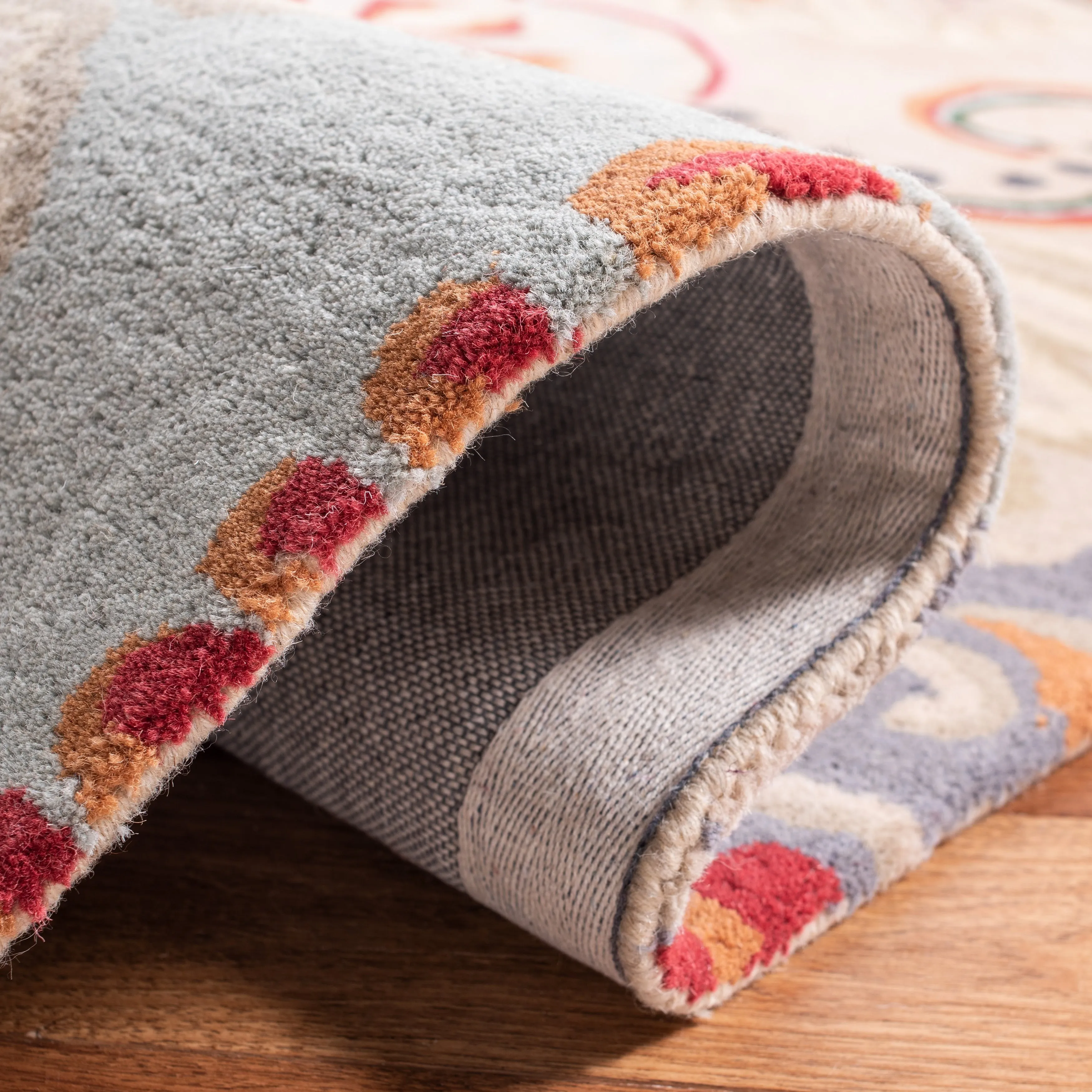 SAFAVIEH Handmade Bella Manjulata Floral Wool Rug