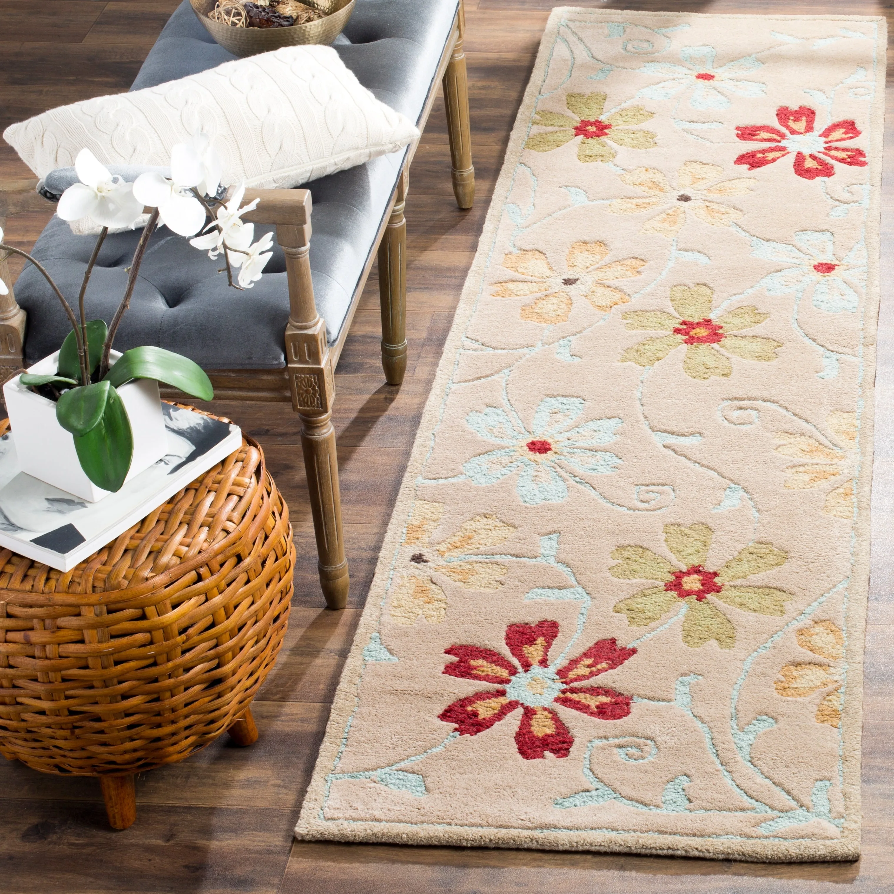 SAFAVIEH Handmade Blossom Jayasri Modern Floral Wool Rug
