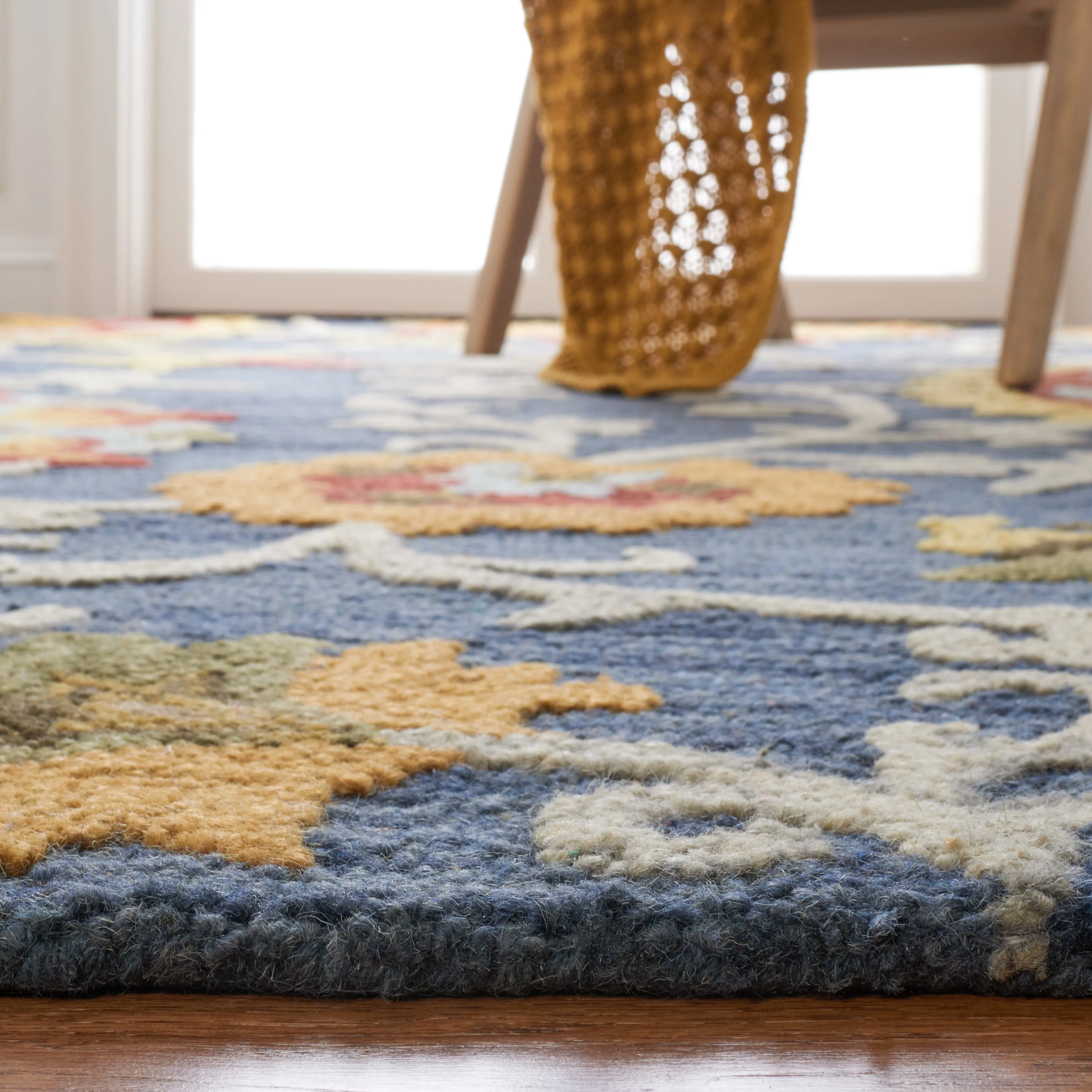 SAFAVIEH Handmade Blossom Maaret Modern Floral Wool Rug