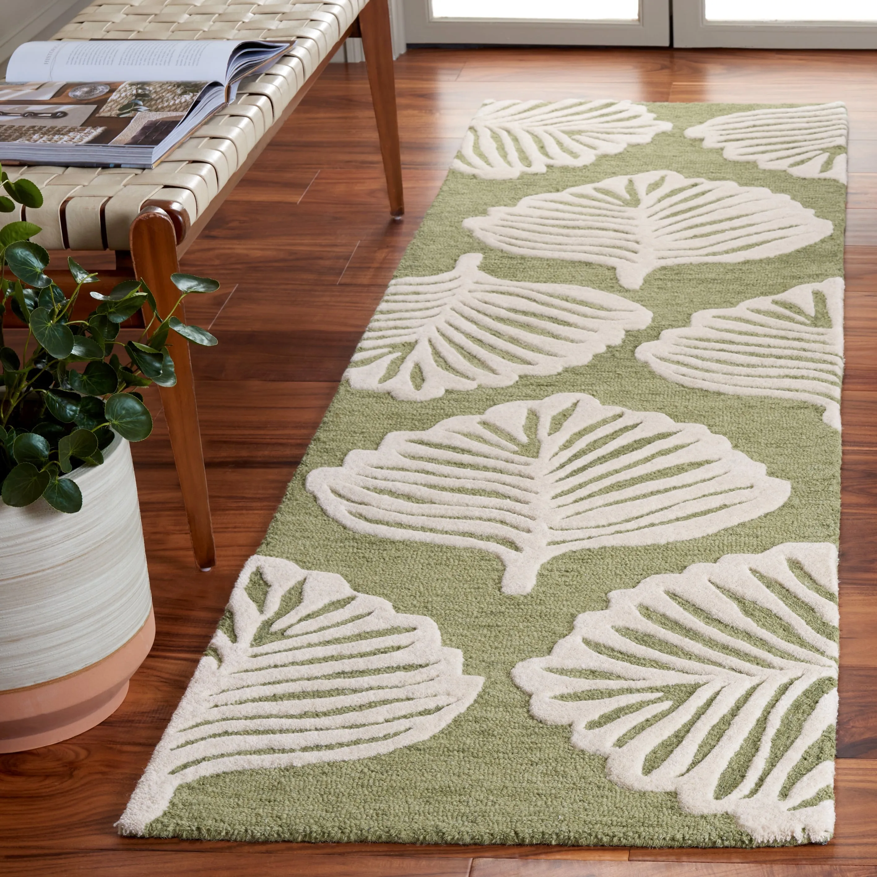 SAFAVIEH Handmade Blossom Neelam Contemporary Wool Rug