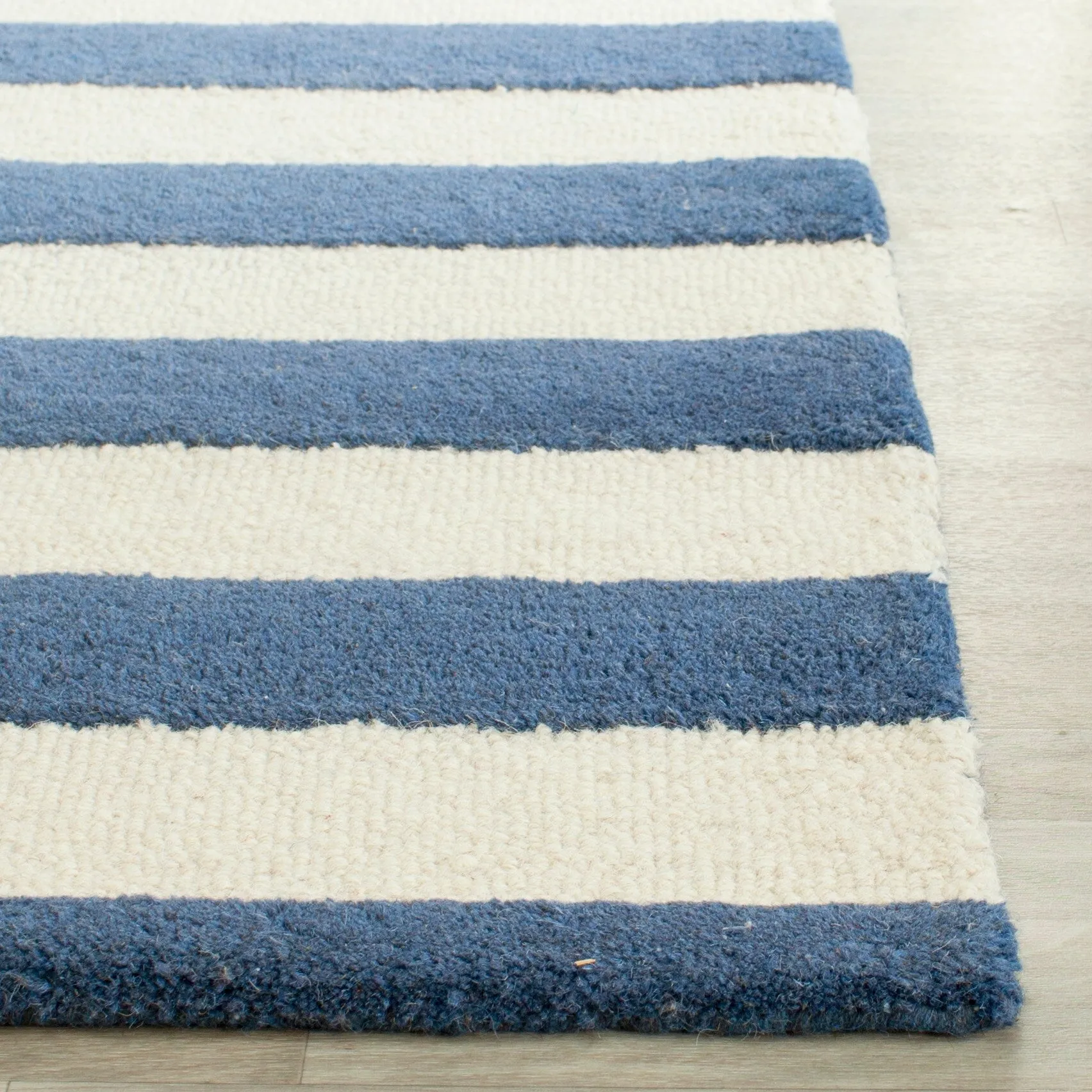 SAFAVIEH Handmade Cambridge Liudmila Modern Wool Rug