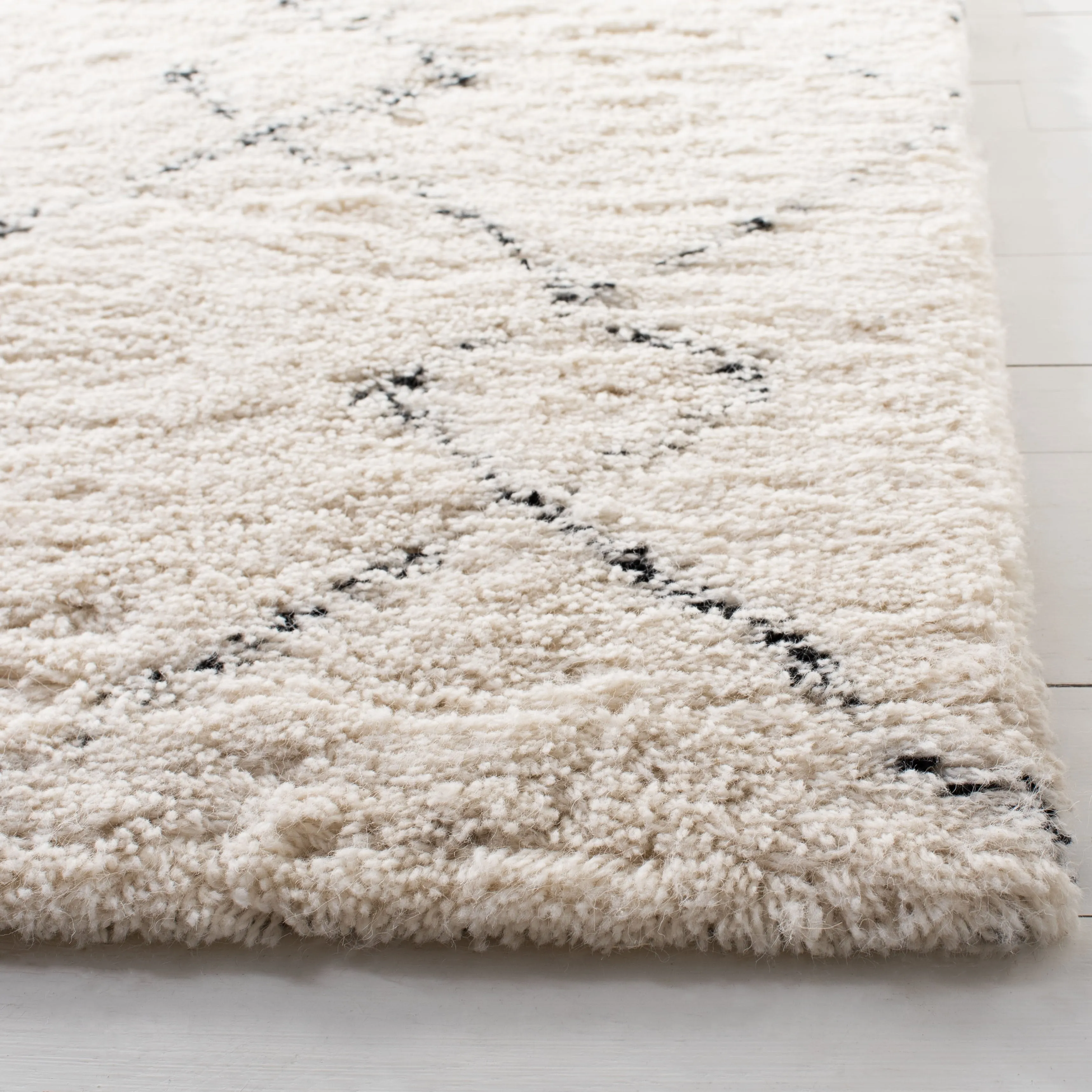 SAFAVIEH Handmade Casablanca Shag Arlinda Tribal Wool Rug