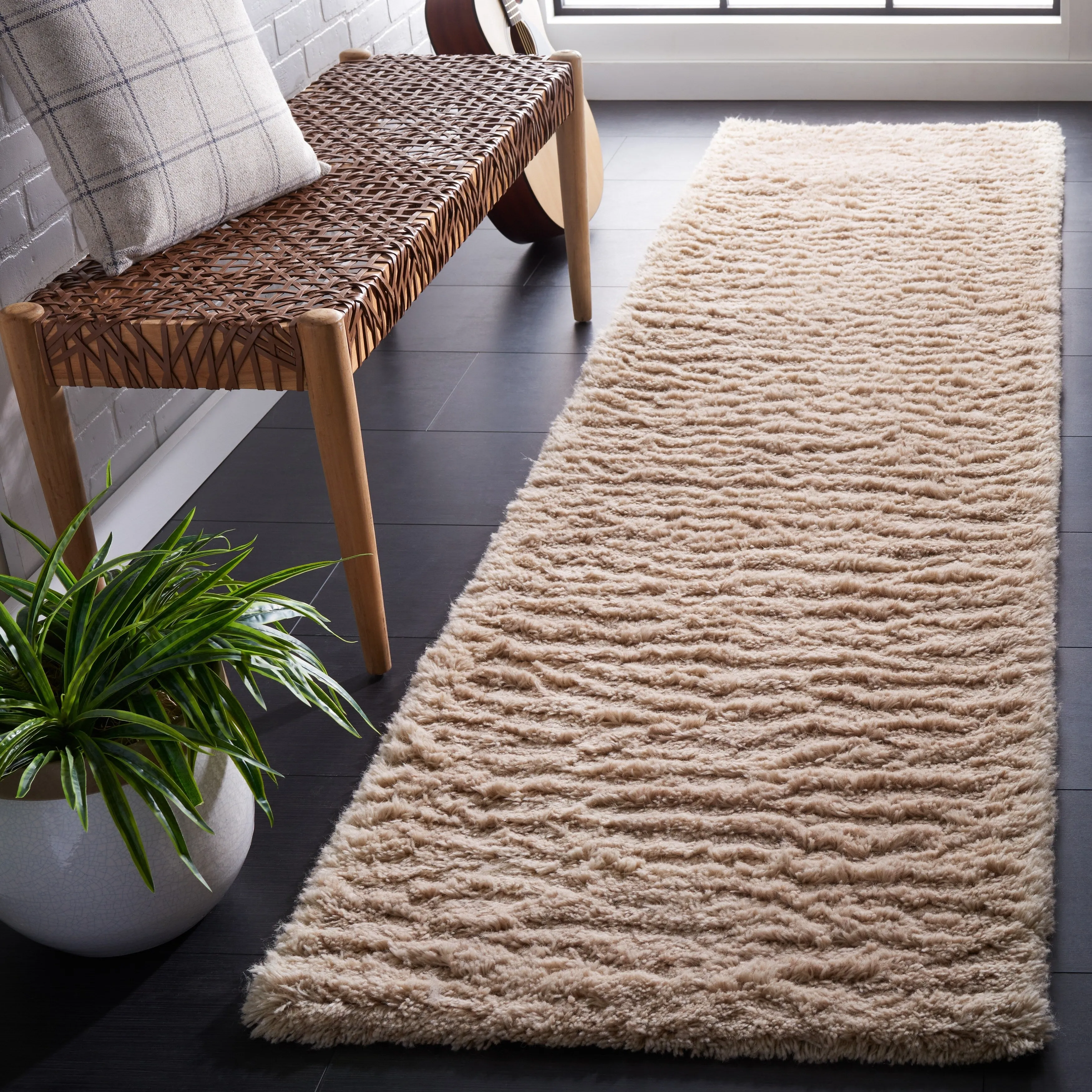 SAFAVIEH Handmade Casablanca Shag Ceferina Wool Rug