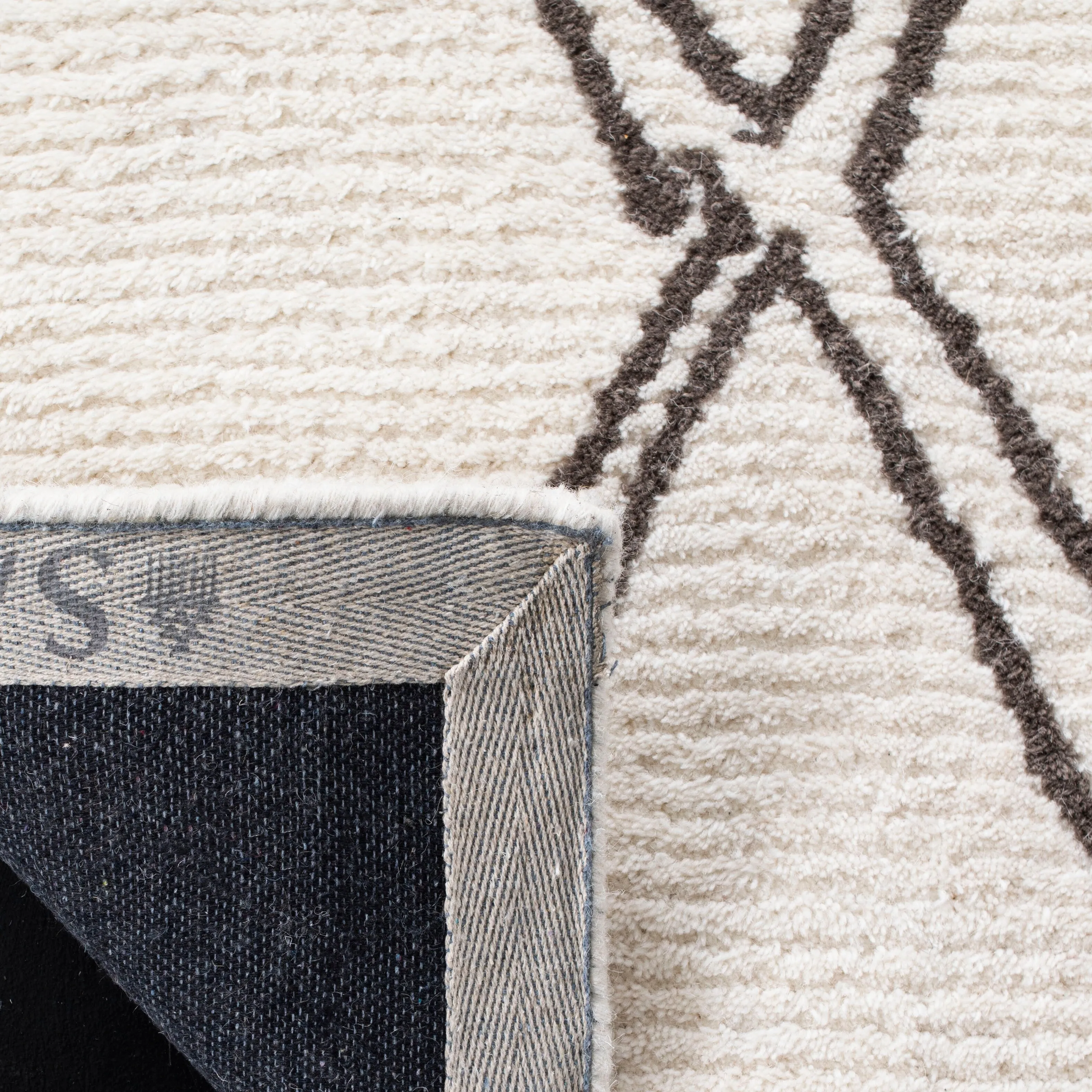 SAFAVIEH Handmade Casablanca Shag Charlyne Tribal Wool Rug