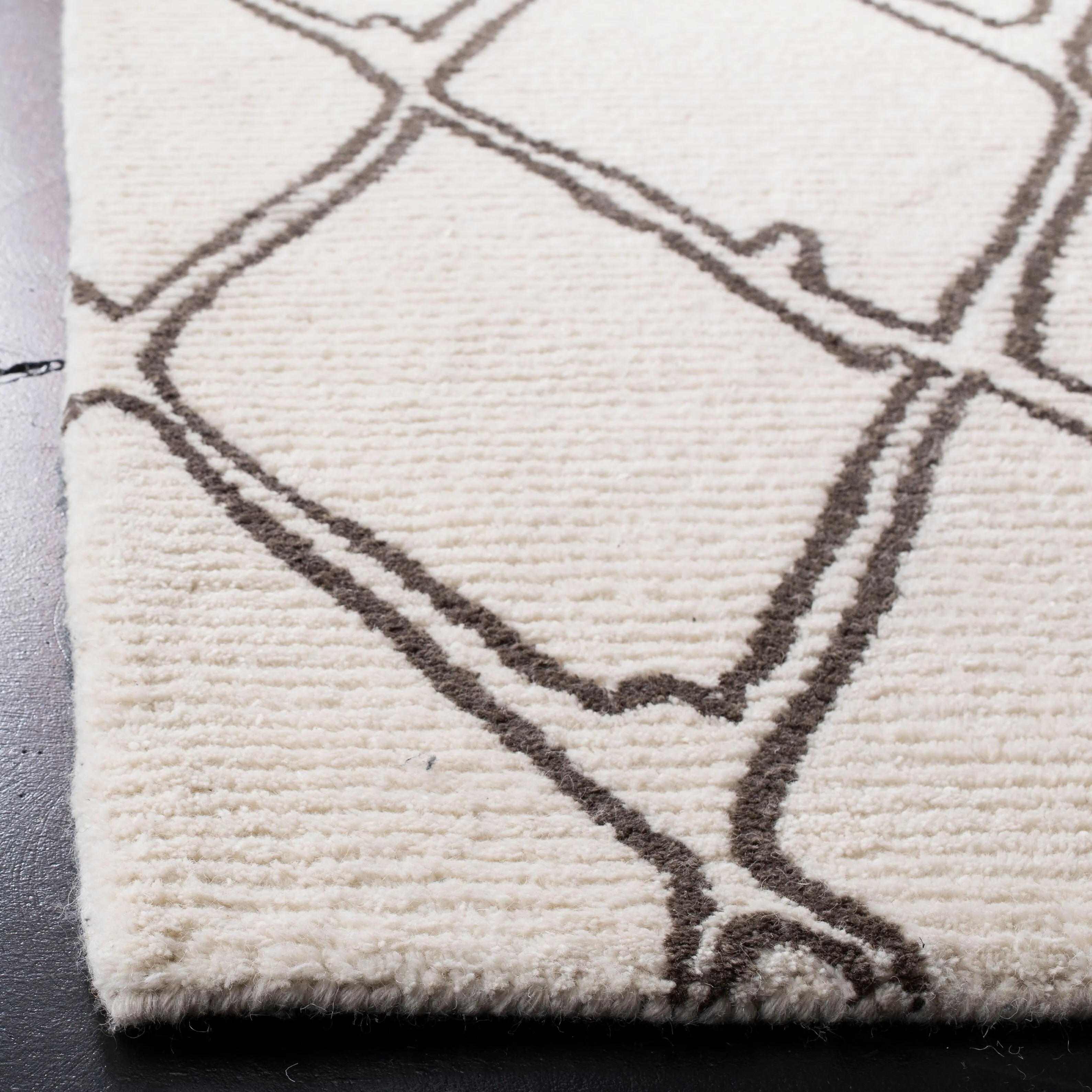 SAFAVIEH Handmade Casablanca Shag Charlyne Tribal Wool Rug
