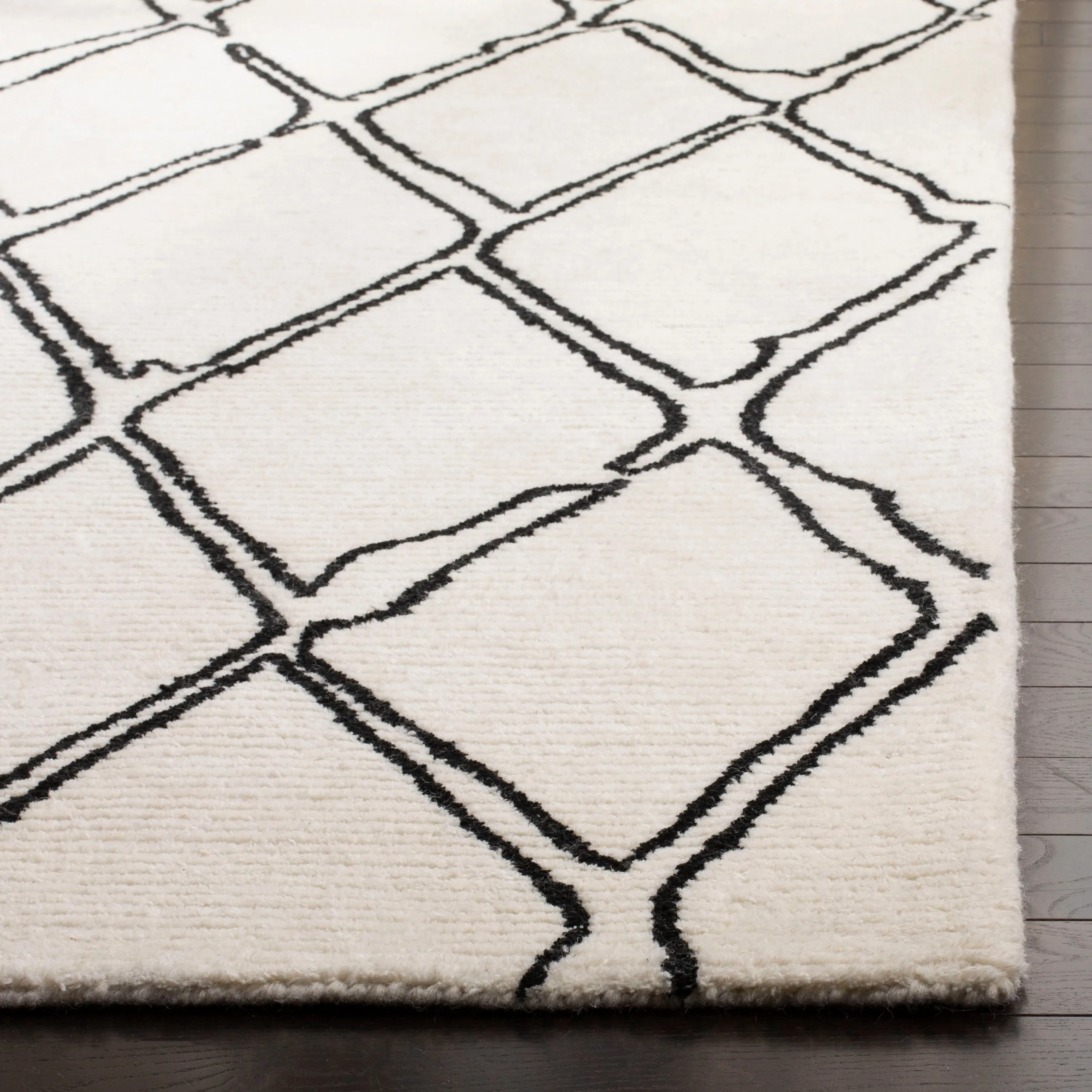 SAFAVIEH Handmade Casablanca Shag Charlyne Tribal Wool Rug