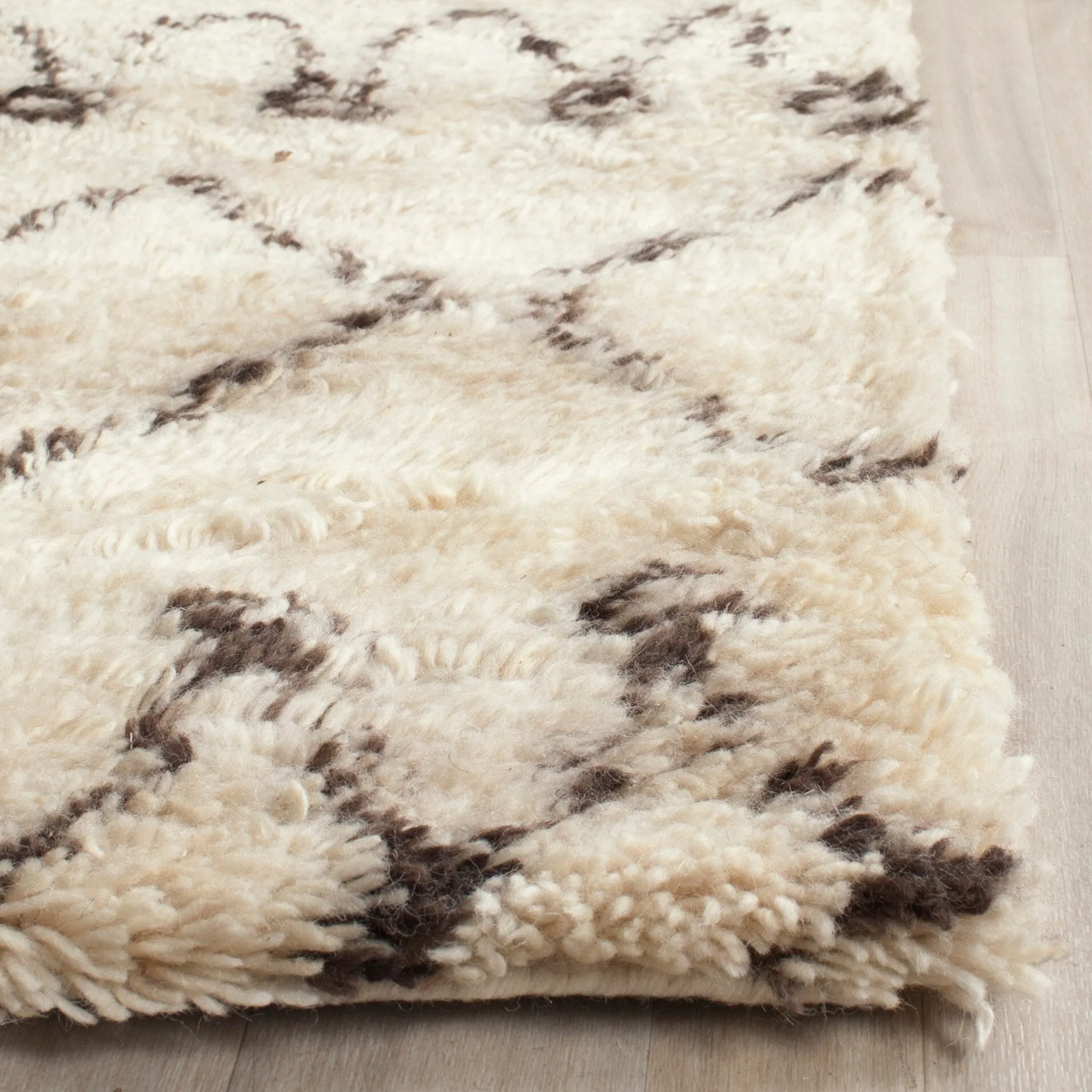 SAFAVIEH Handmade Casablanca Shag Intisar Tribal Wool 1.25-inch Thick