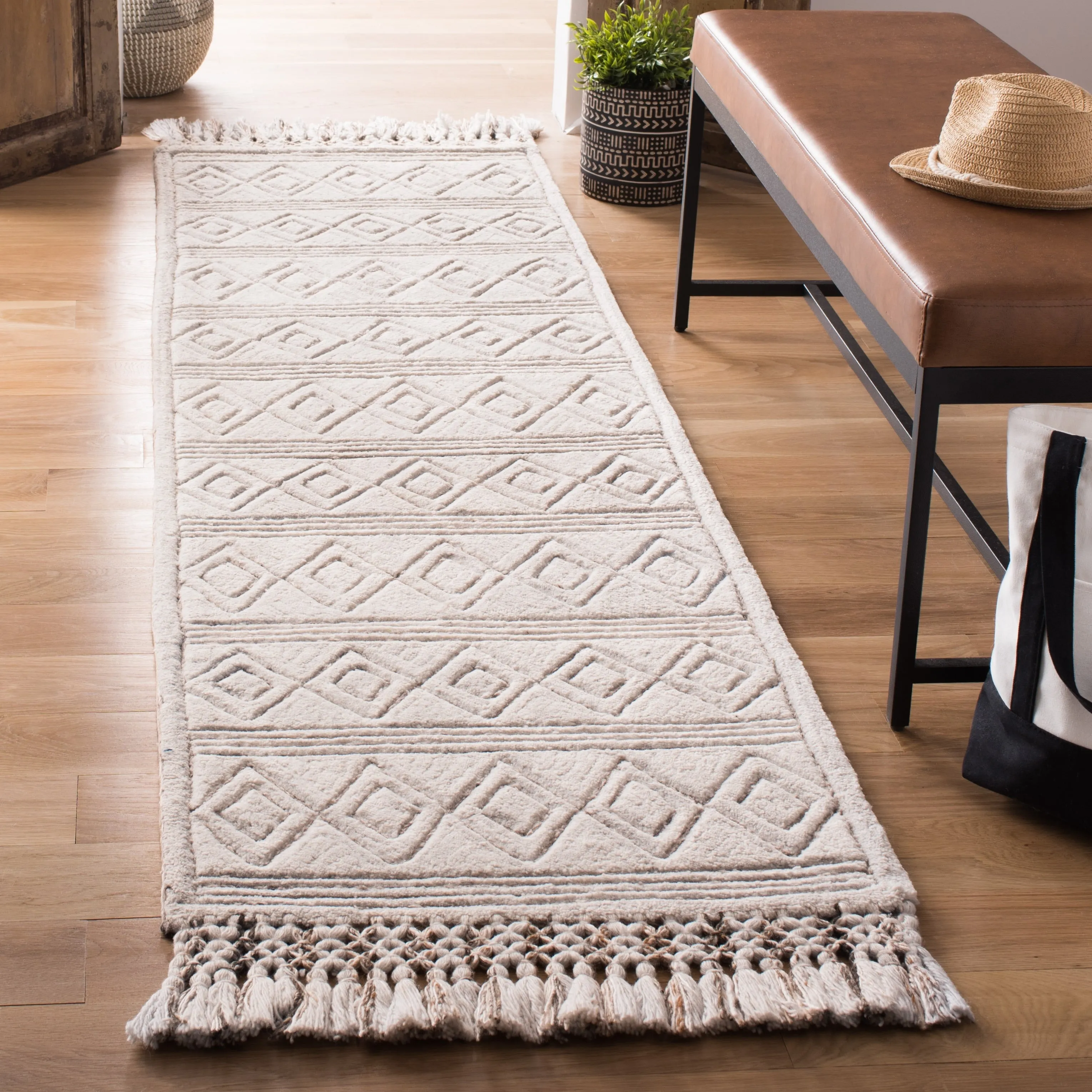 SAFAVIEH Handmade Casablanca Shag Kostja Tribal Wool Rug