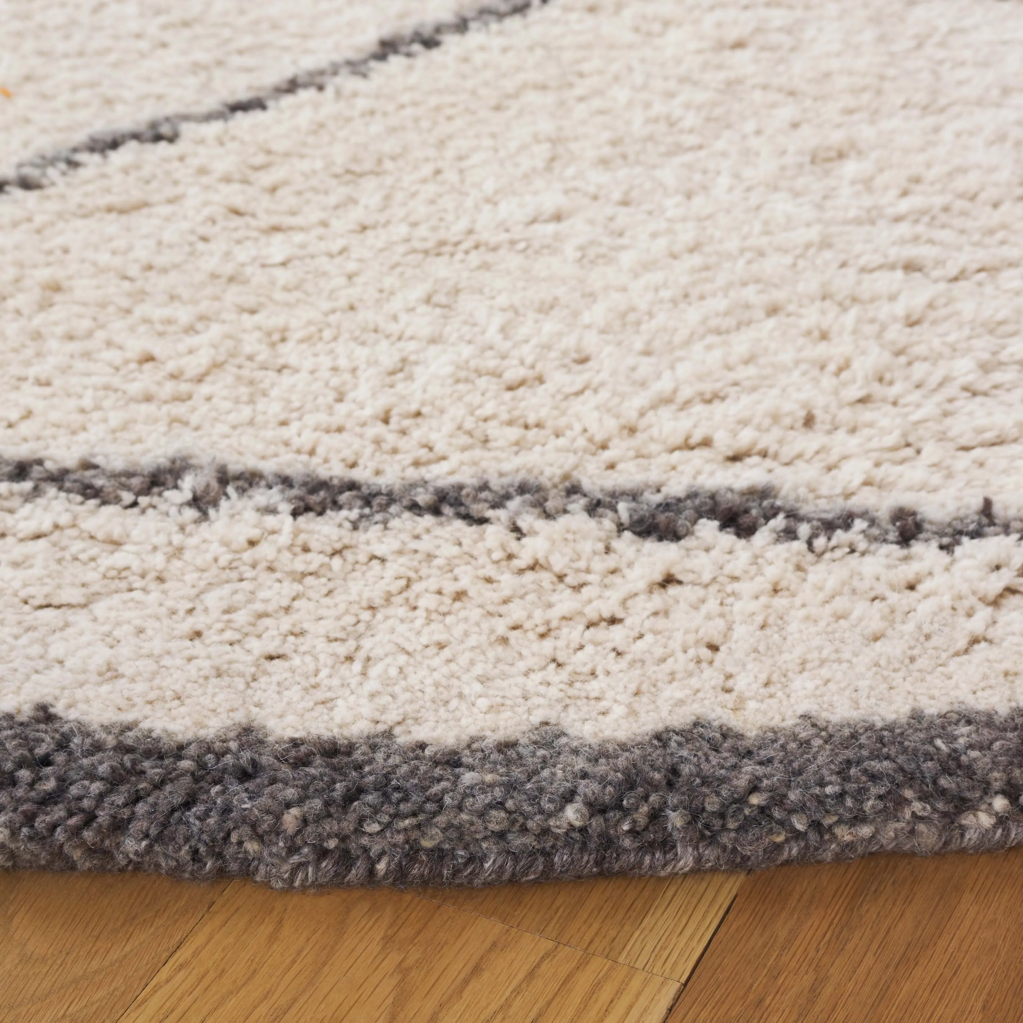 SAFAVIEH Handmade Casablanca Shag Oonagh Tribal Wool Rug