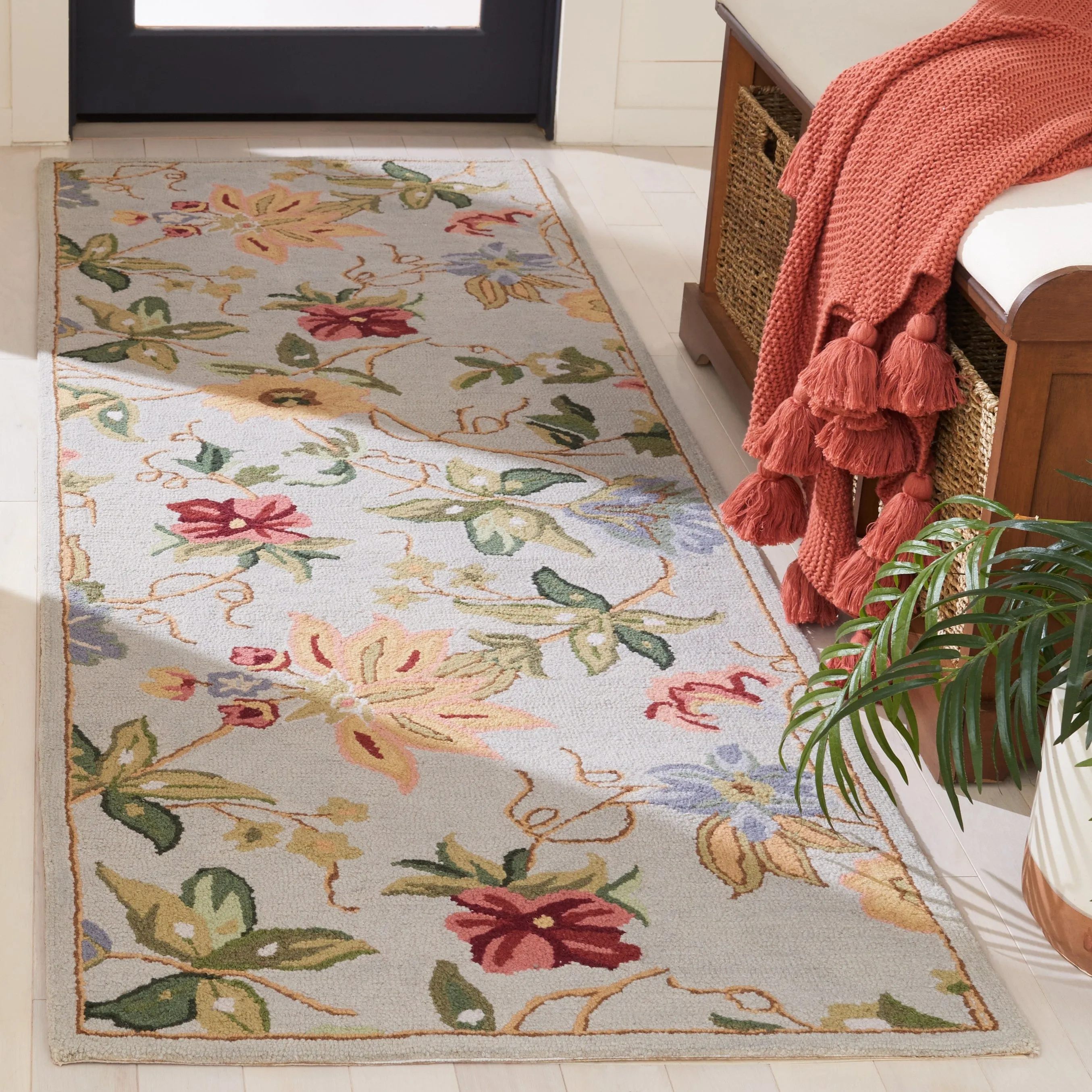 SAFAVIEH Handmade Chelsea Yauhenia French Country Floral Wool Rug
