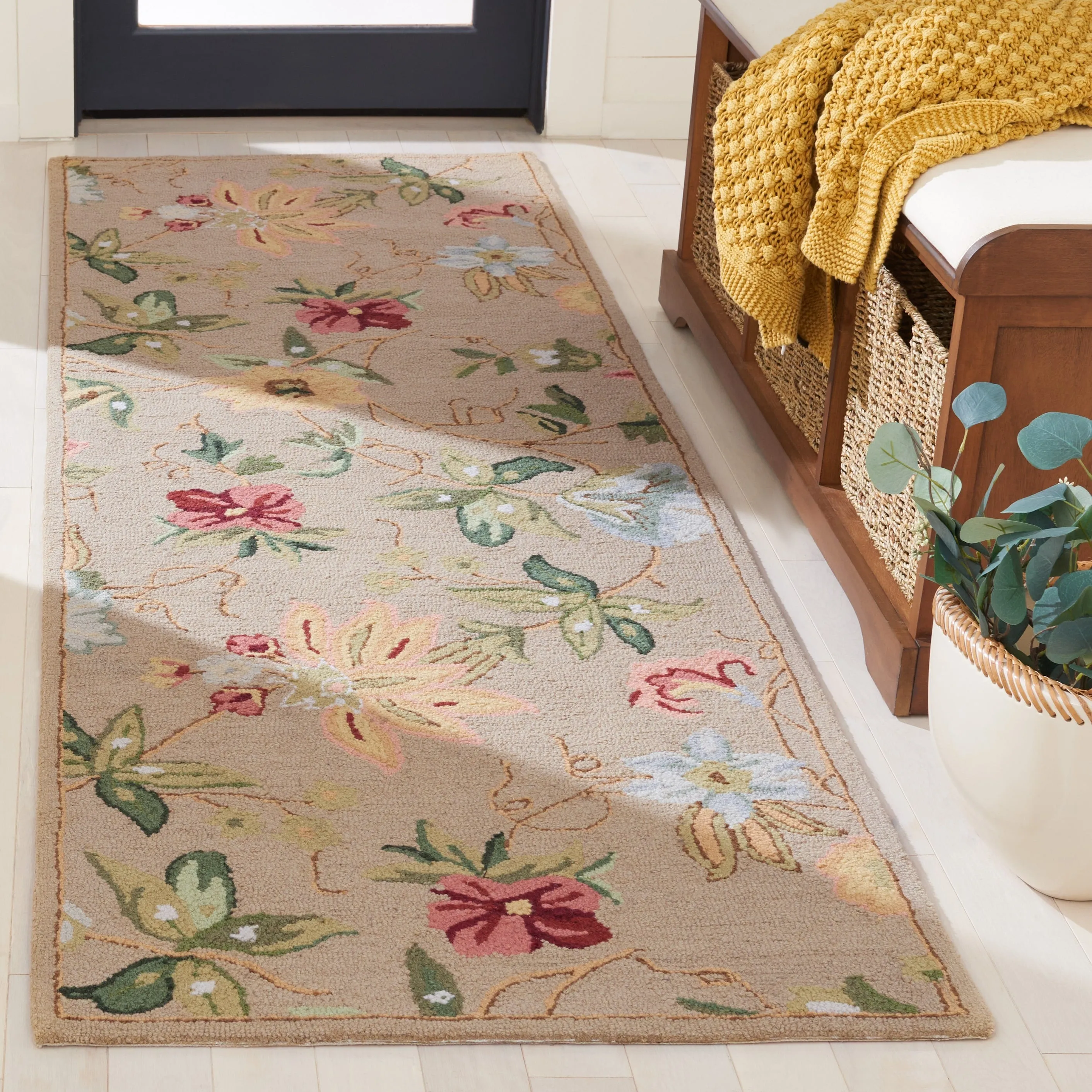 SAFAVIEH Handmade Chelsea Yauhenia French Country Floral Wool Rug