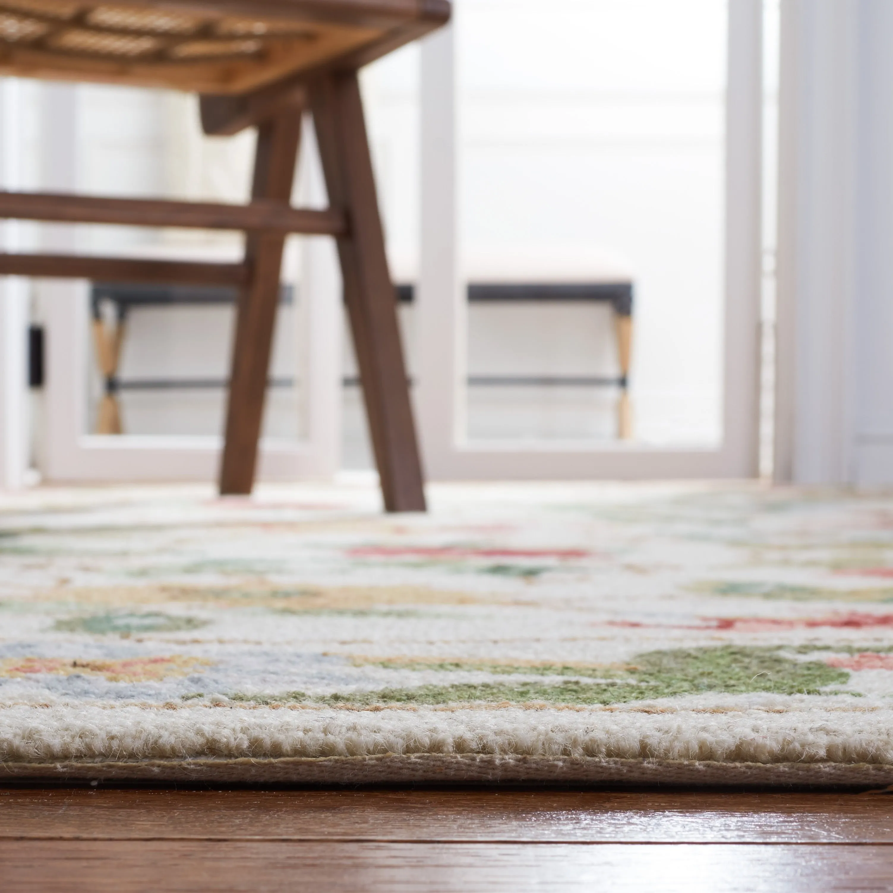 SAFAVIEH Handmade Chelsea Yauhenia French Country Floral Wool Rug