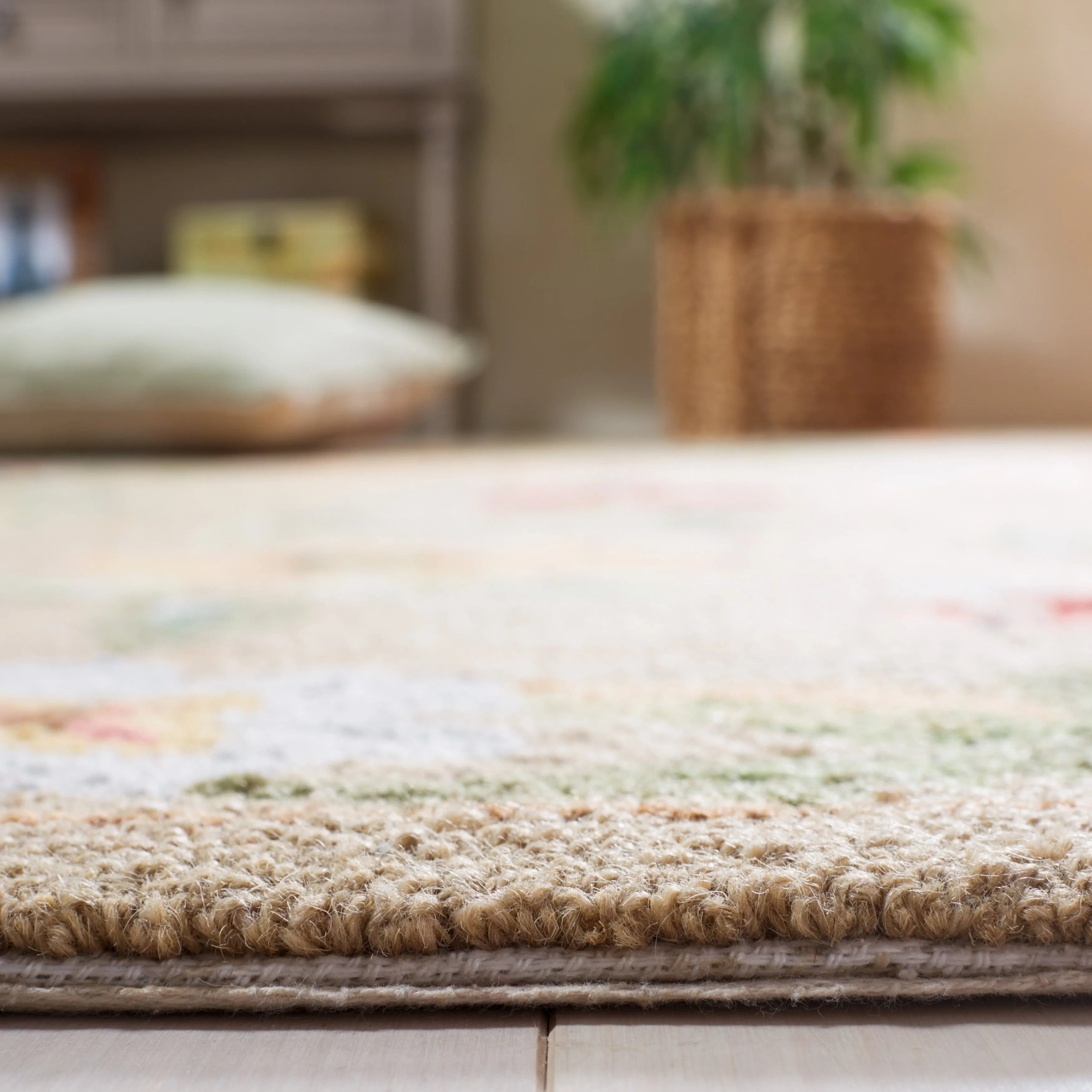 SAFAVIEH Handmade Chelsea Yauhenia French Country Floral Wool Rug