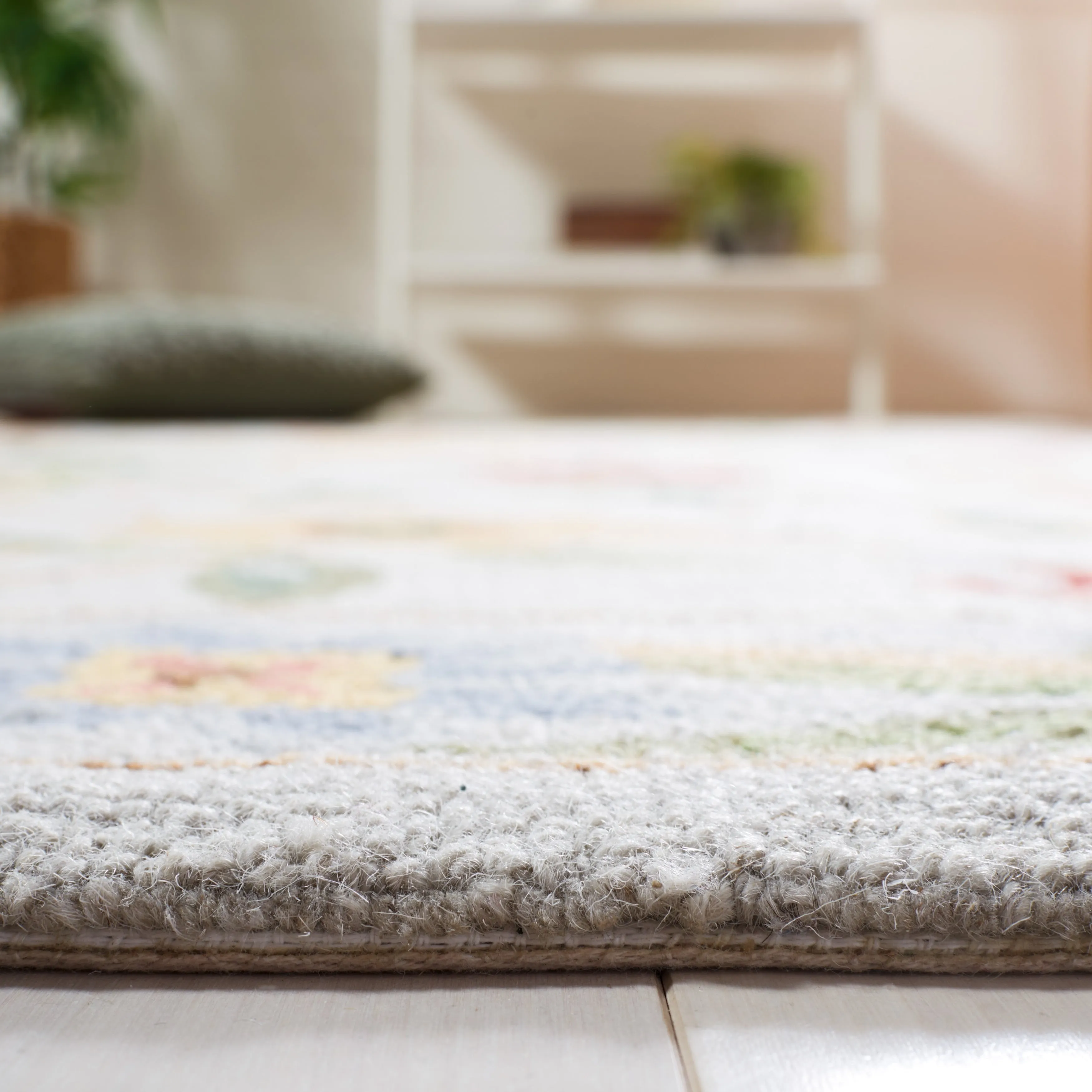 SAFAVIEH Handmade Chelsea Yauhenia French Country Floral Wool Rug
