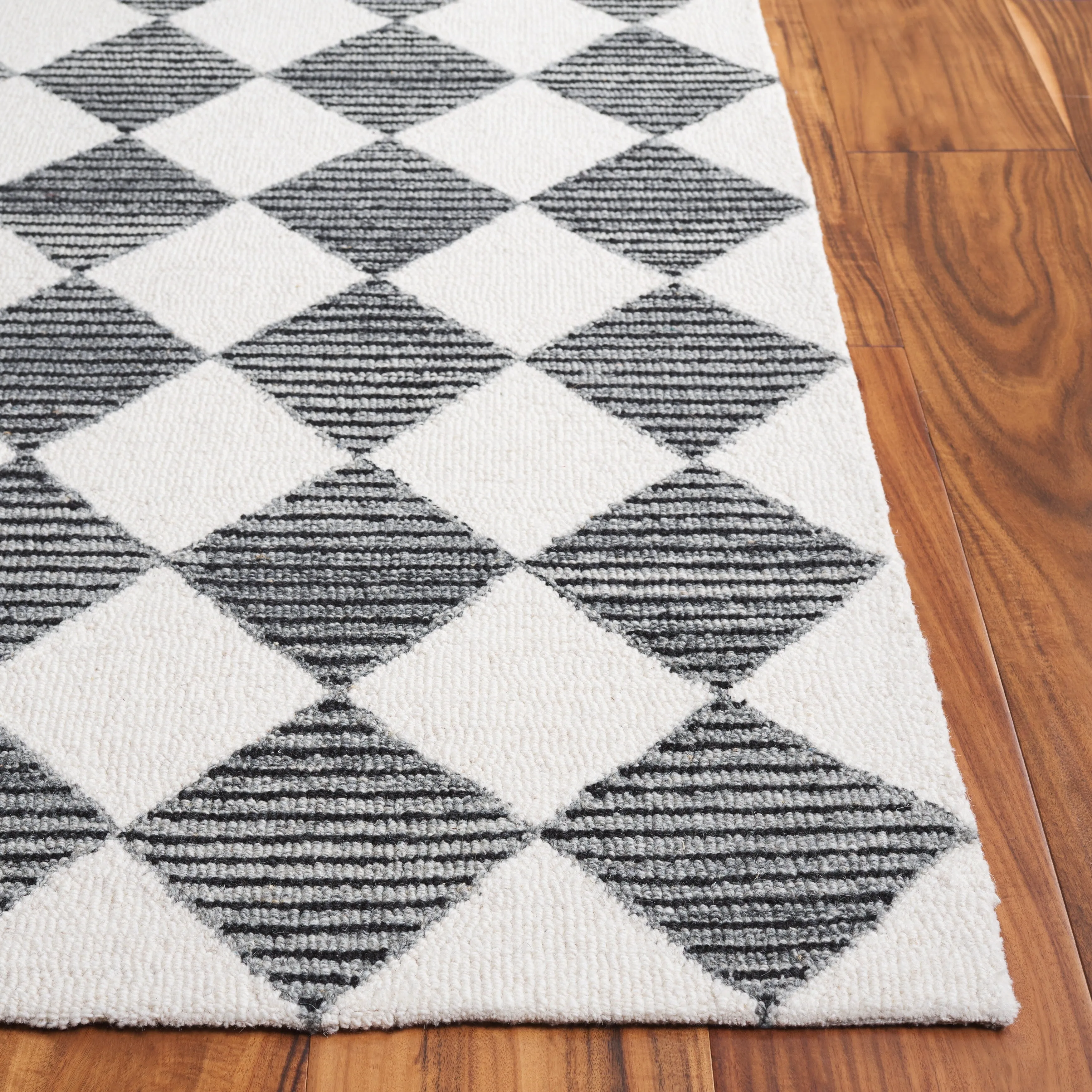 SAFAVIEH Handmade Ebony Edita Modern & Contemporary Wool Rug
