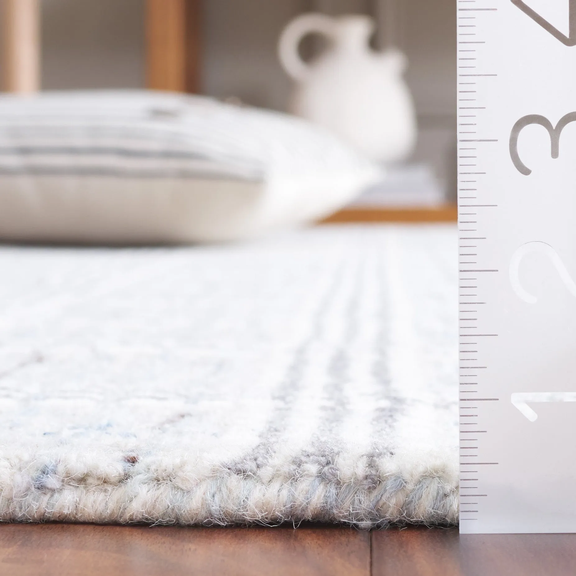 SAFAVIEH Handmade Ebony Judit Modern & Contemporary Wool Rug