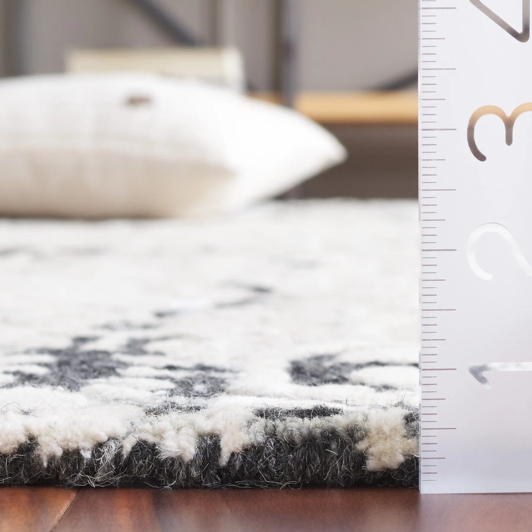 SAFAVIEH Handmade Ebony Marusa Modern & Contemporary Wool Rug