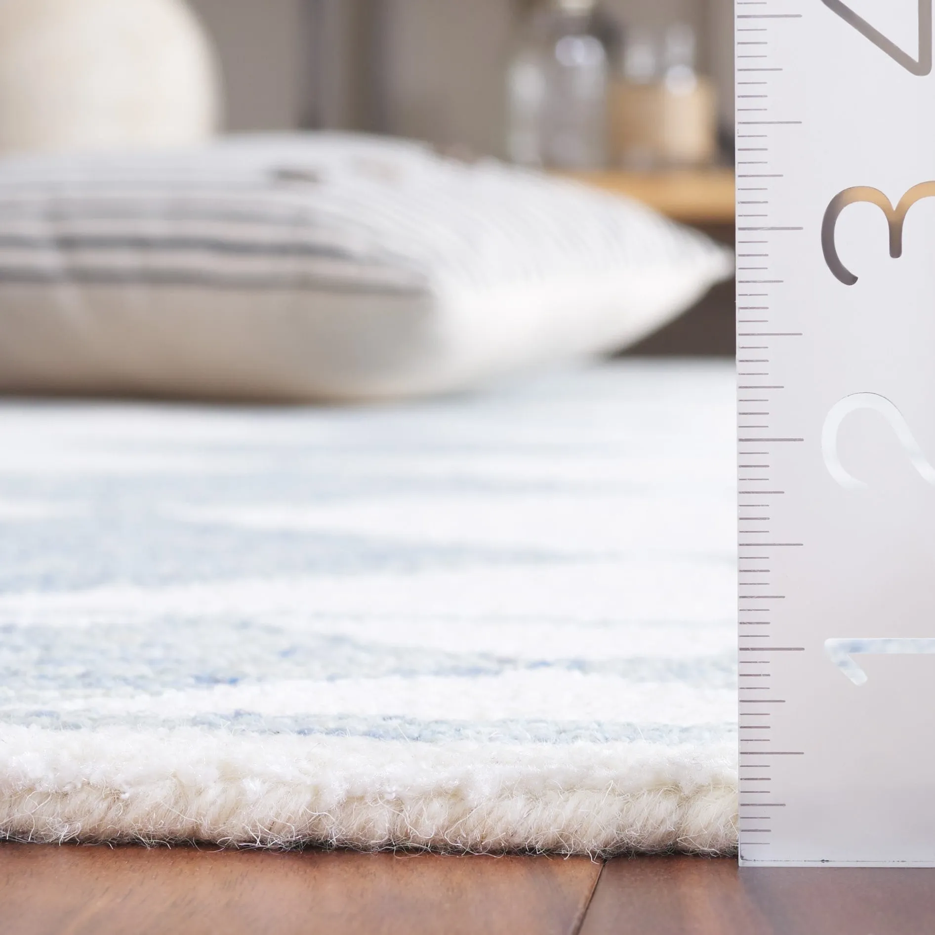 SAFAVIEH Handmade Ebony Nidia Modern & Contemporary Wool Rug