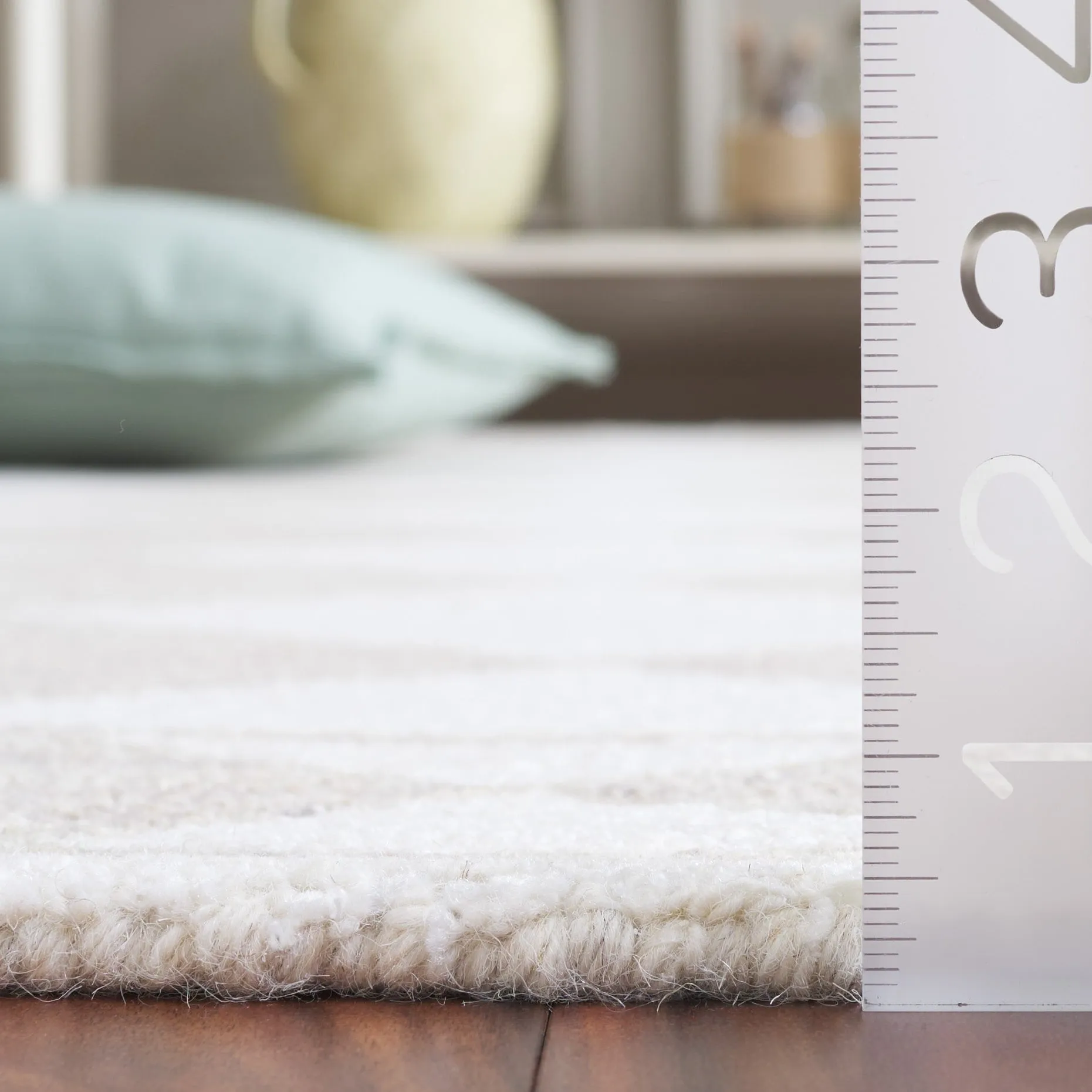 SAFAVIEH Handmade Ebony Nidia Modern & Contemporary Wool Rug