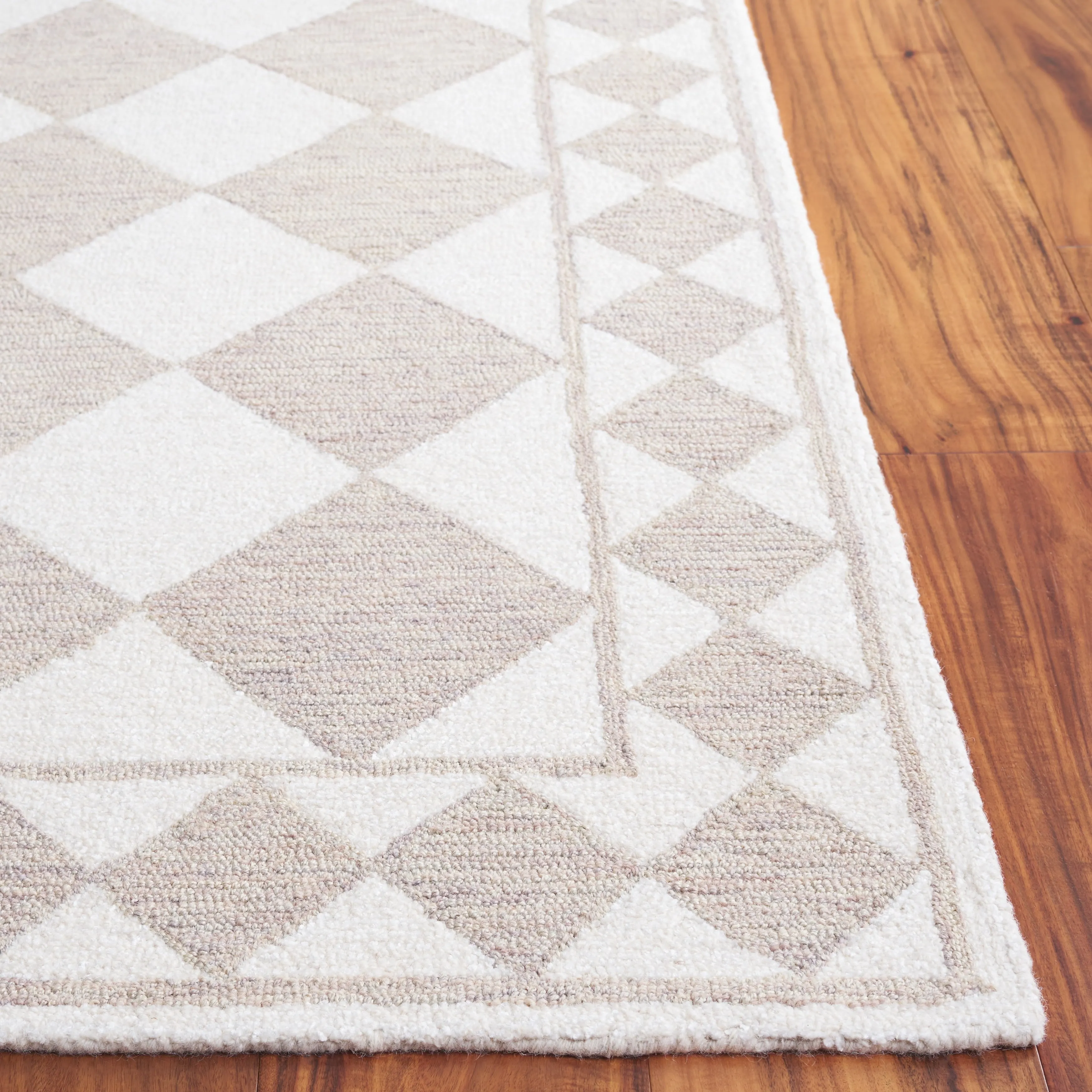 SAFAVIEH Handmade Ebony Nidia Modern & Contemporary Wool Rug